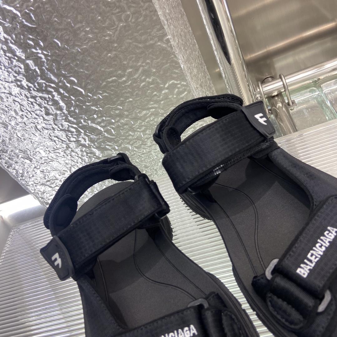 Balenciaga Tourist Sandal In Black - 