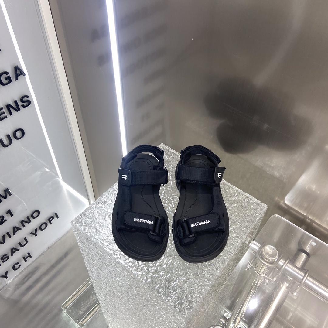 Balenciaga Tourist Sandal In Black - 