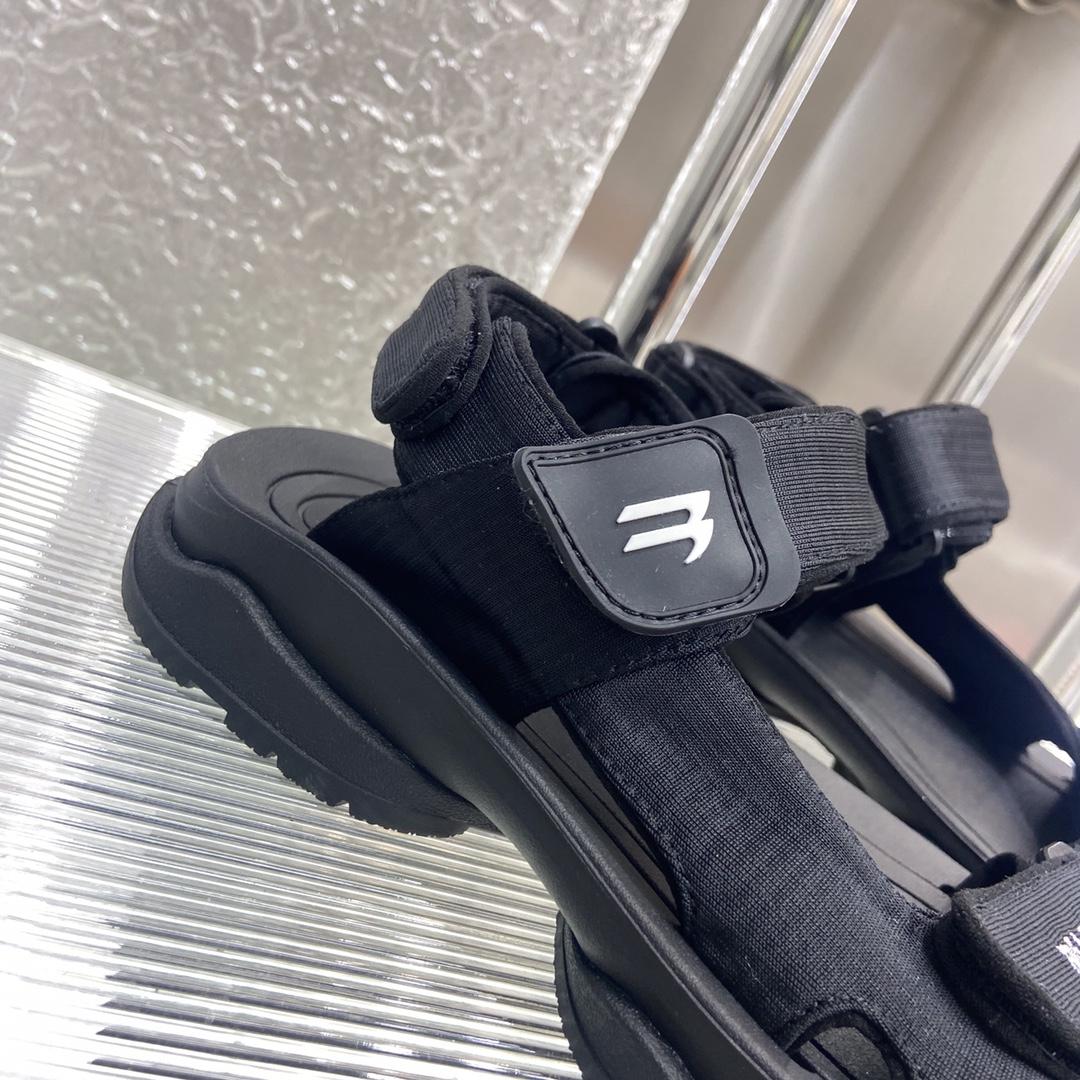 Balenciaga Tourist Sandal In Black - 