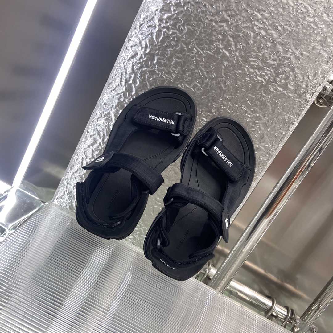 Balenciaga Tourist Sandal In Black - 