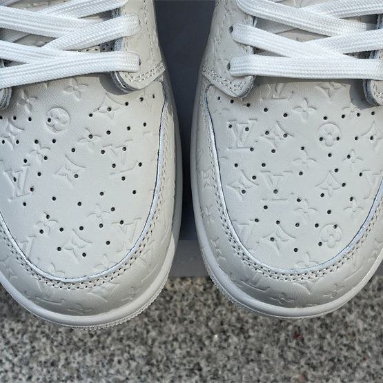 Louis Vuitton X Air Jordan 1 Low Sneaker      1A9V87 - 