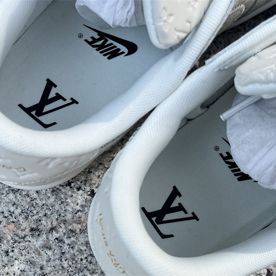 Louis Vuitton X Air Jordan 1 Low Sneaker      1A9V87 - 