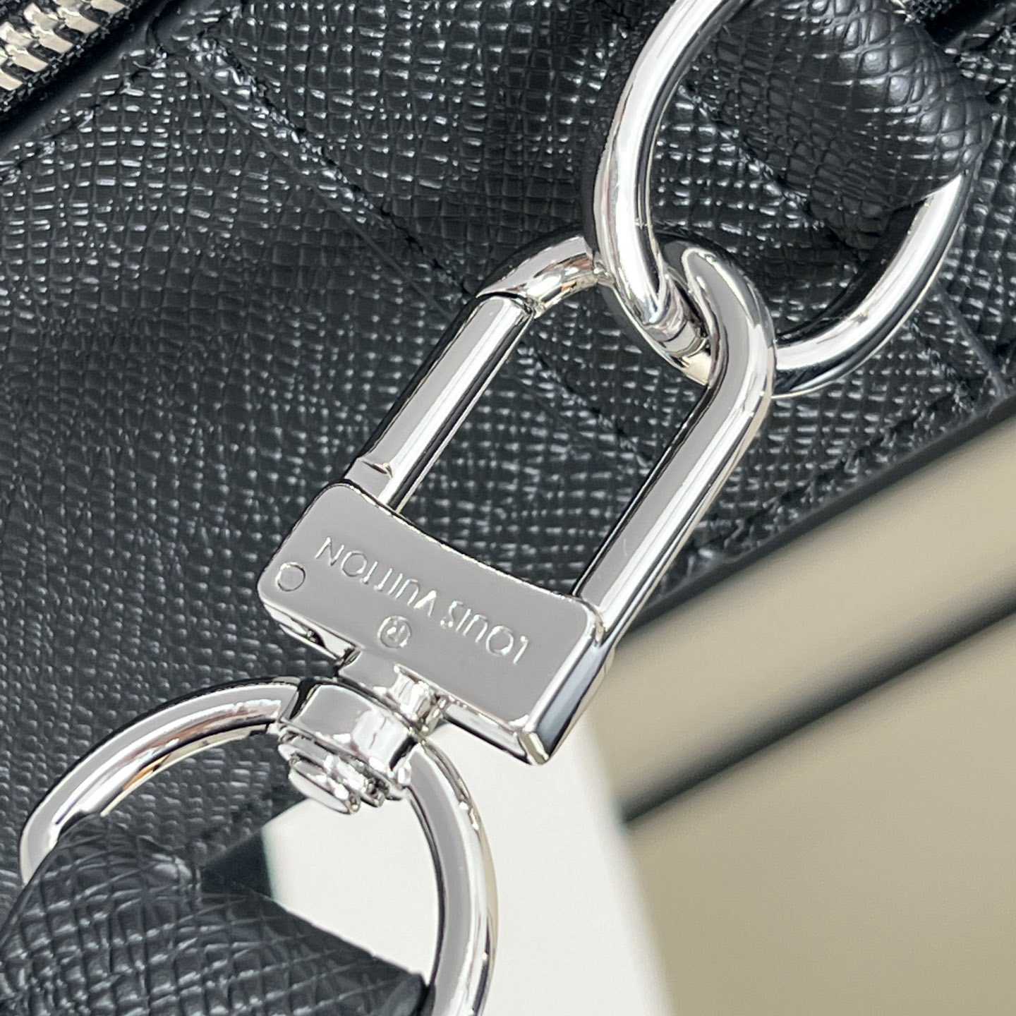 Louis Vuitton Porte Documents Voyage    M30967 - 