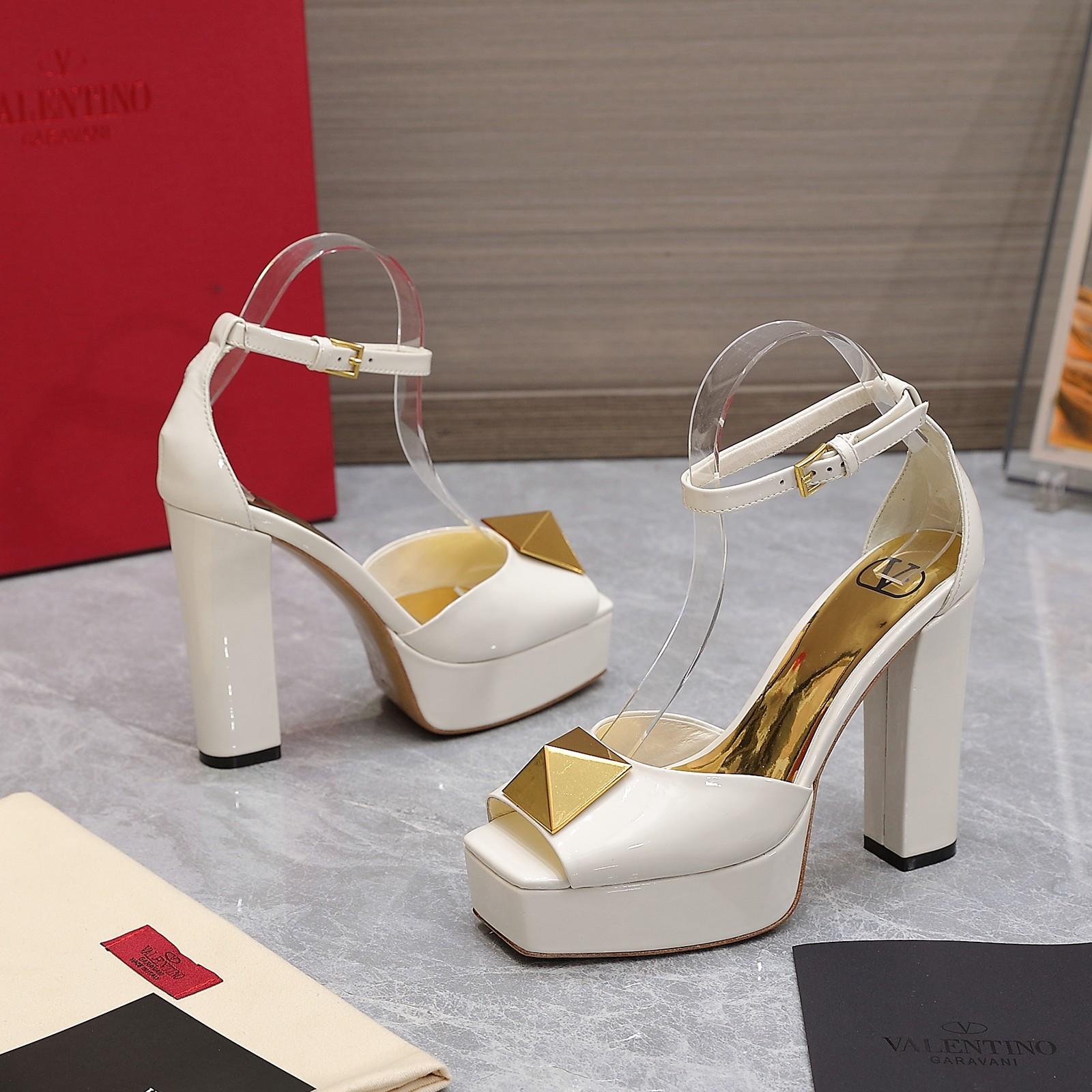 Valenti Garavani One Stud Patent Leather Platform Sandals - 