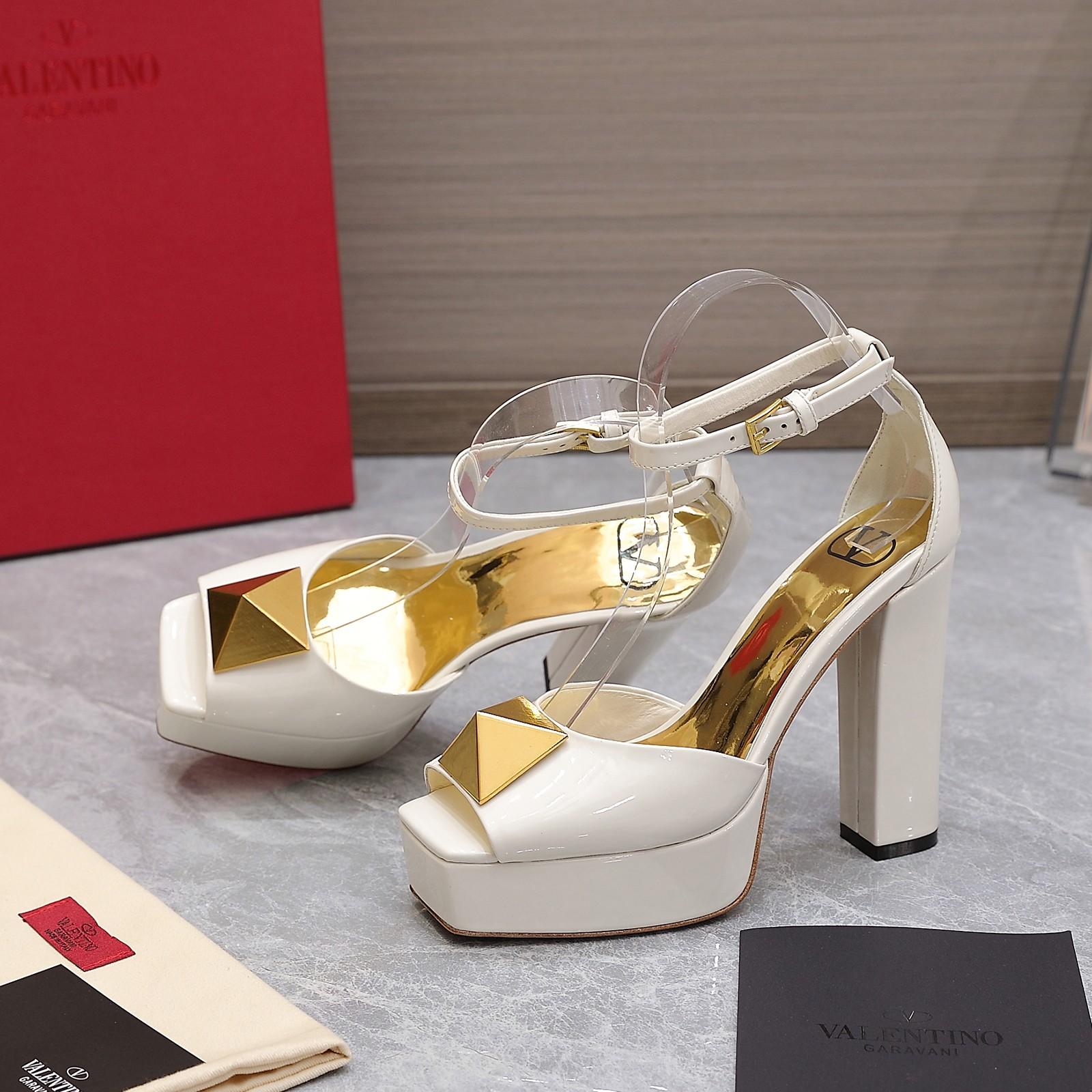 Valenti Garavani One Stud Patent Leather Platform Sandals - 