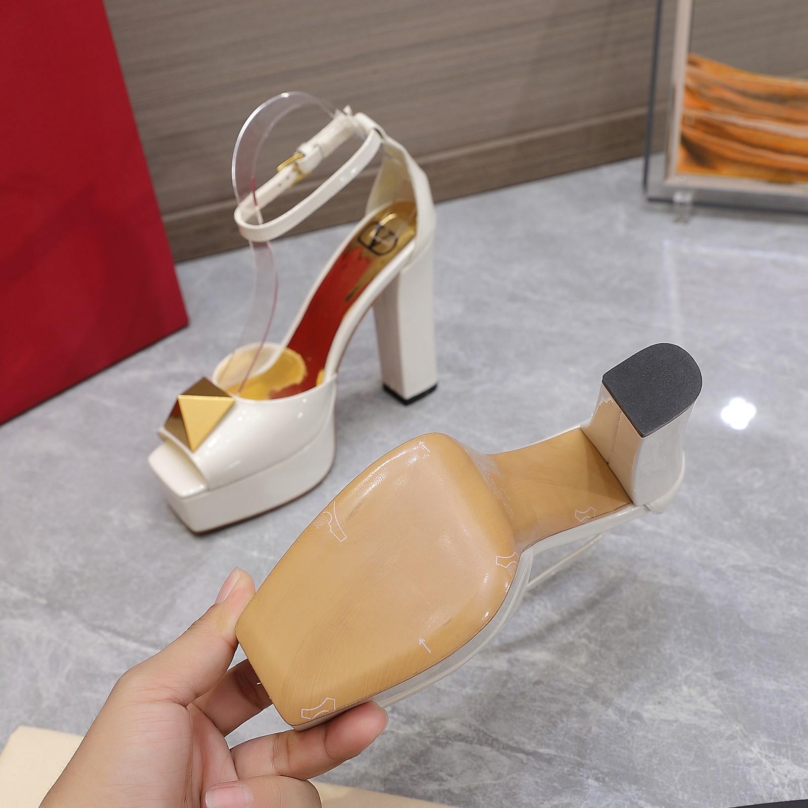 Valenti Garavani One Stud Patent Leather Platform Sandals - 