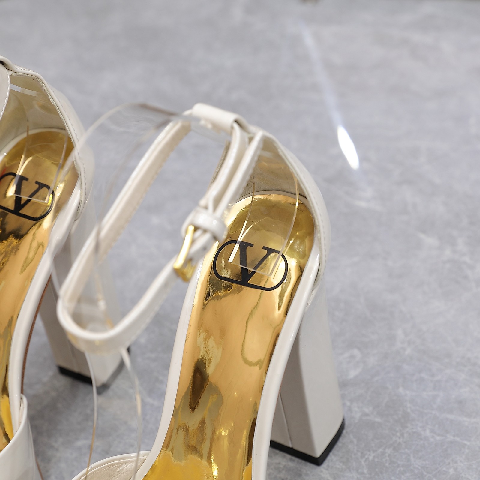 Valenti Garavani One Stud Patent Leather Platform Sandals - 