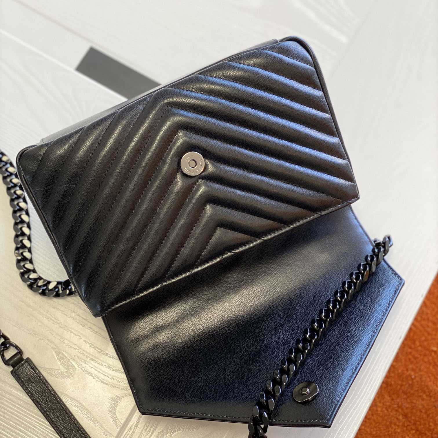 Saint Laurent Leather Shoulder Bag Black  (24x17x6.5cm) - 