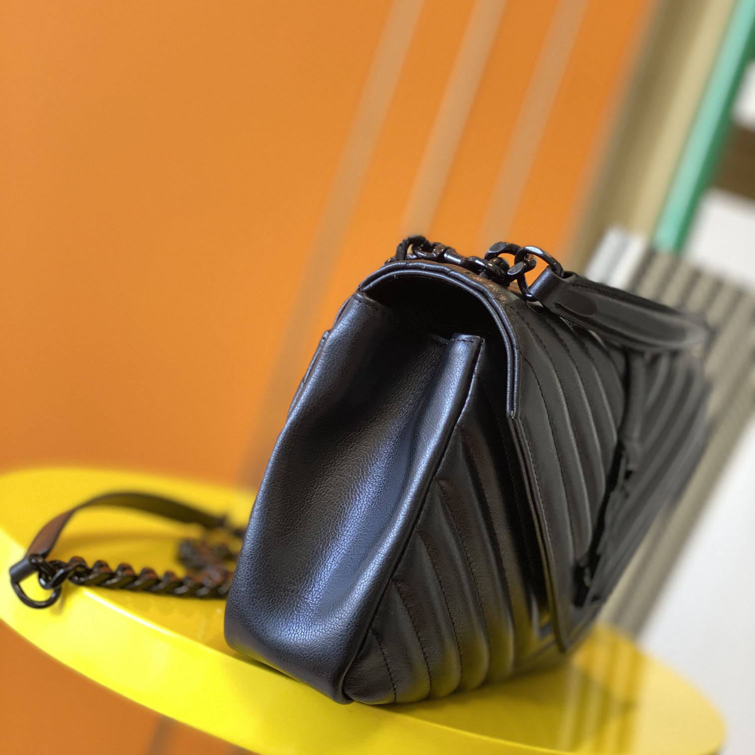 Saint Laurent Leather Shoulder Bag Black  (24x17x6.5cm) - 