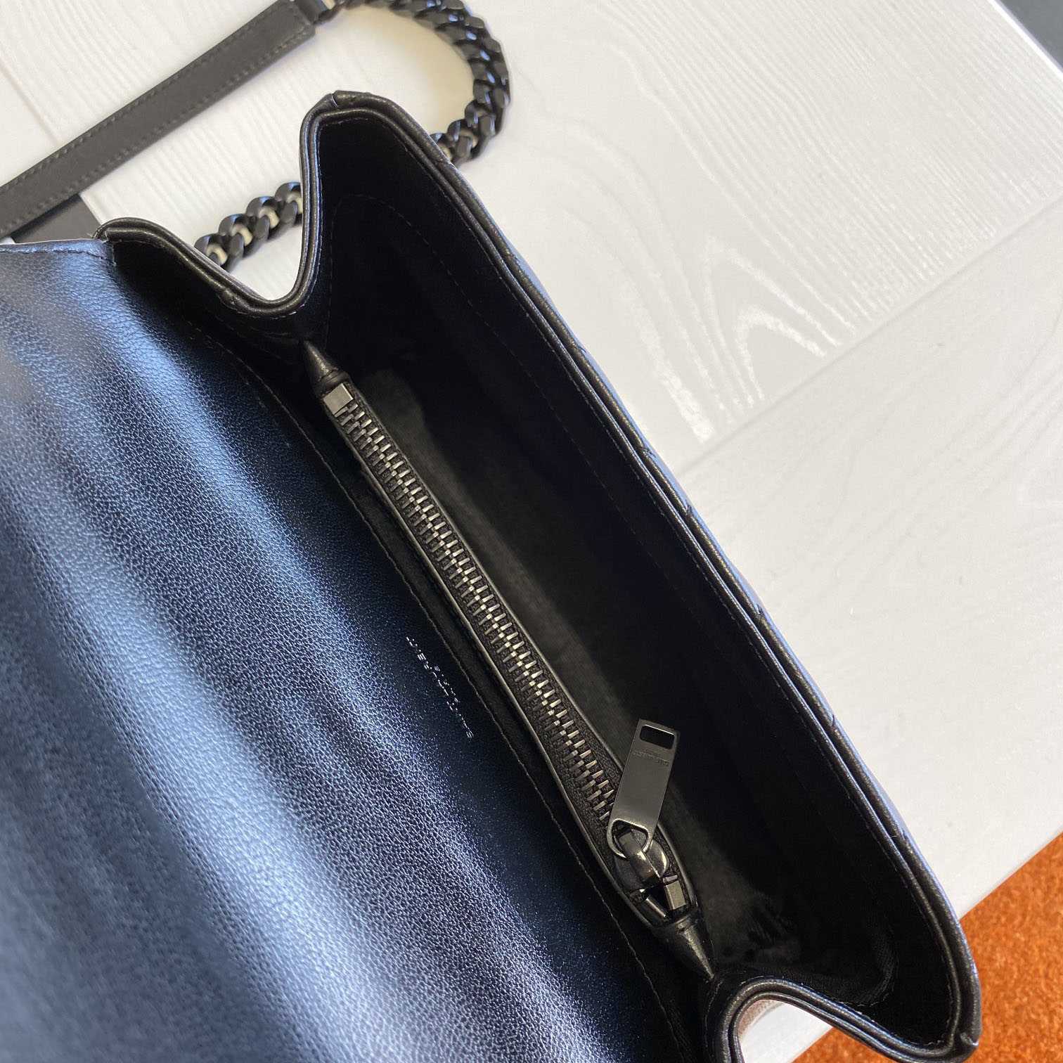 Saint Laurent Leather Shoulder Bag Black  (24x17x6.5cm) - 