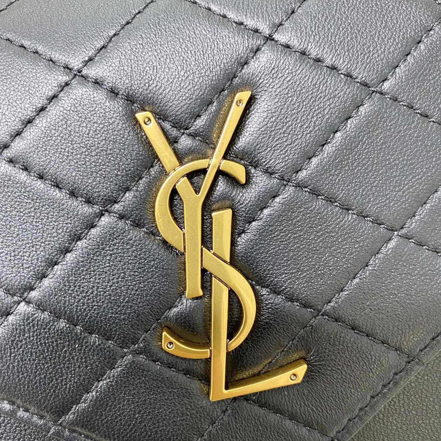 Saint Laurent Leather Crossbody Bag  ( 26x18x5cm) - 