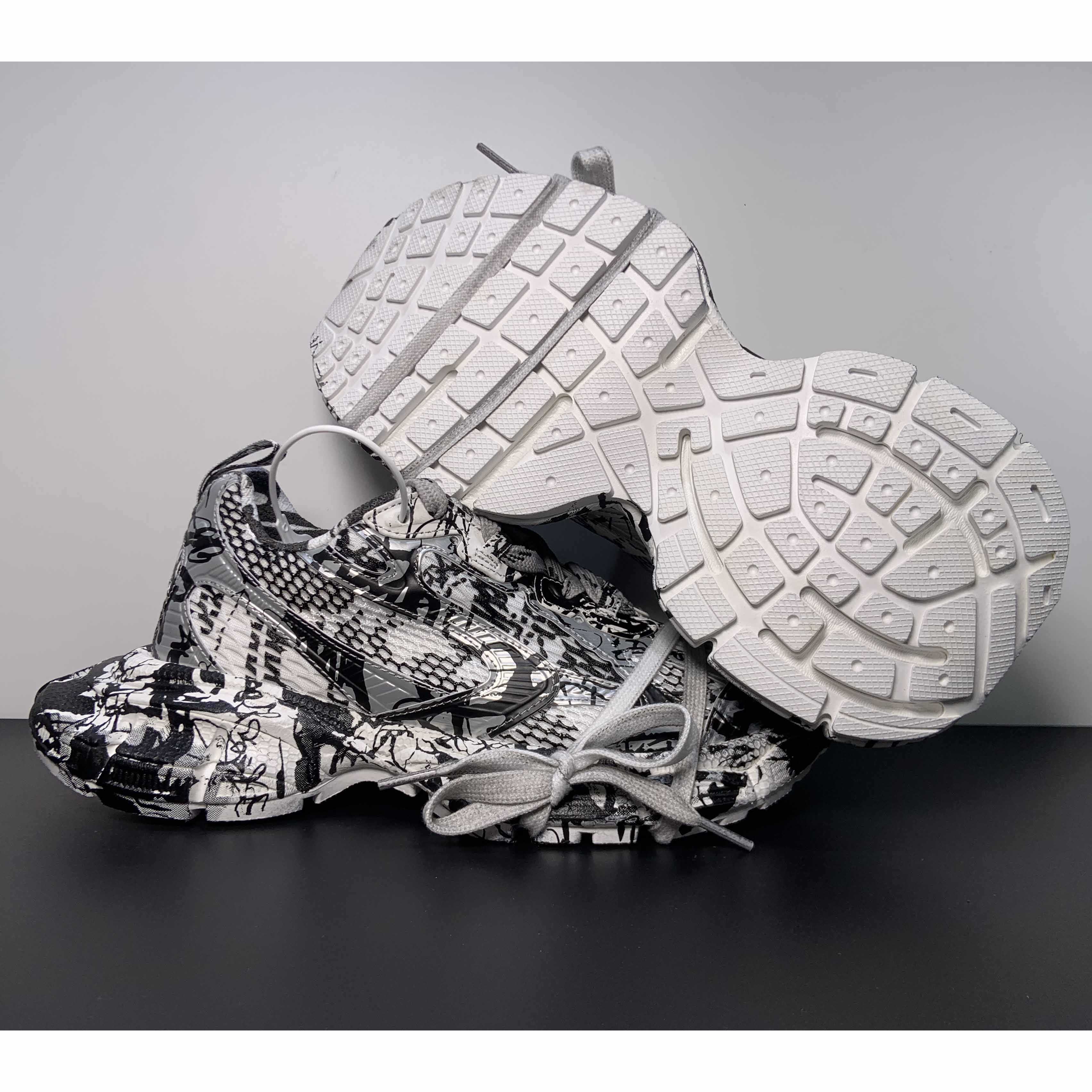 Balenciaga 3XL Extreme Graffiti Sneaker In White And Black  - 