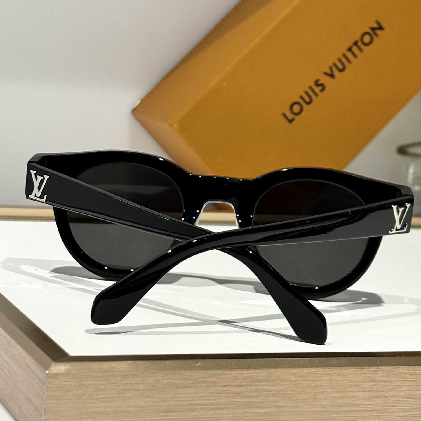 Louis Vuitton LV Legacy Round Sunglasses   Z2506U - 
