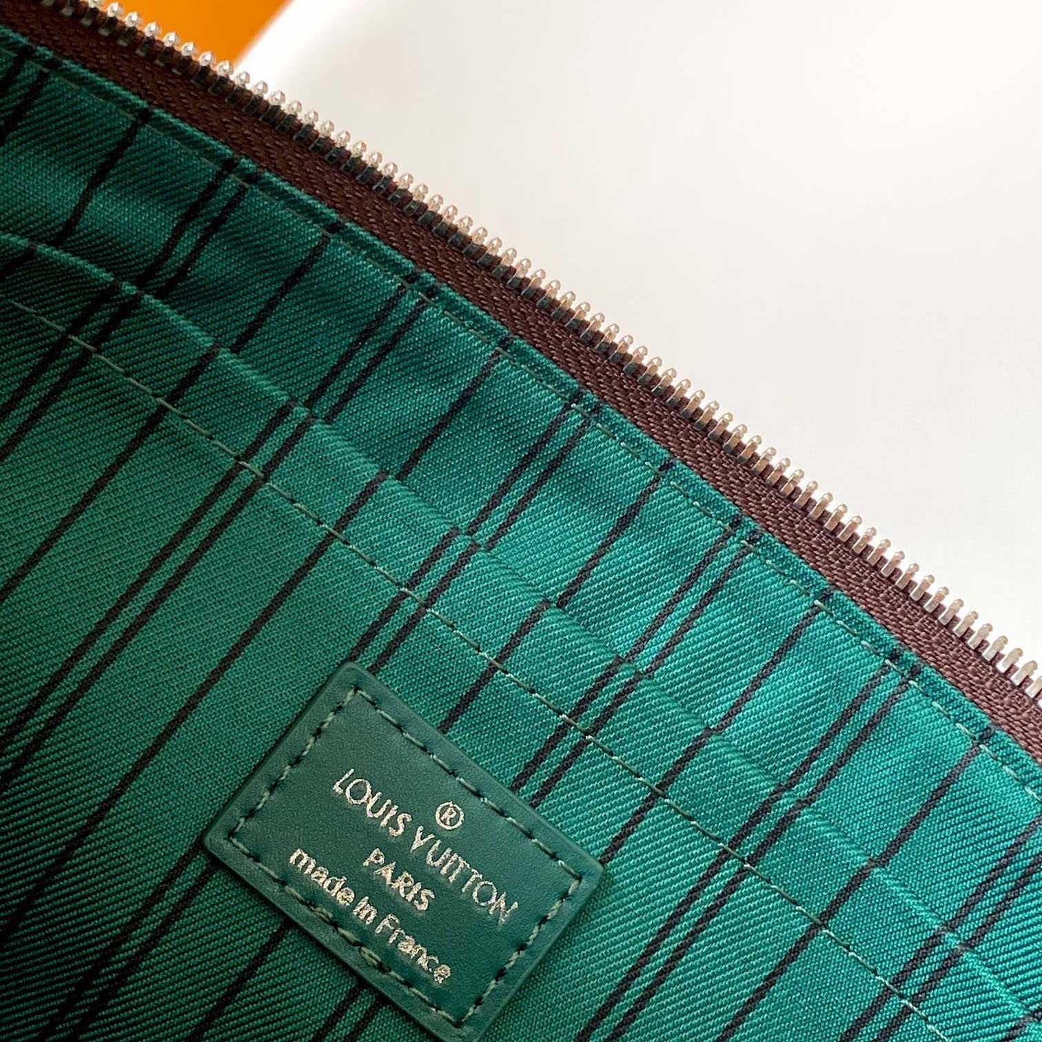 Louis Vuitton Pochette Voyage Souple    M13199 - 
