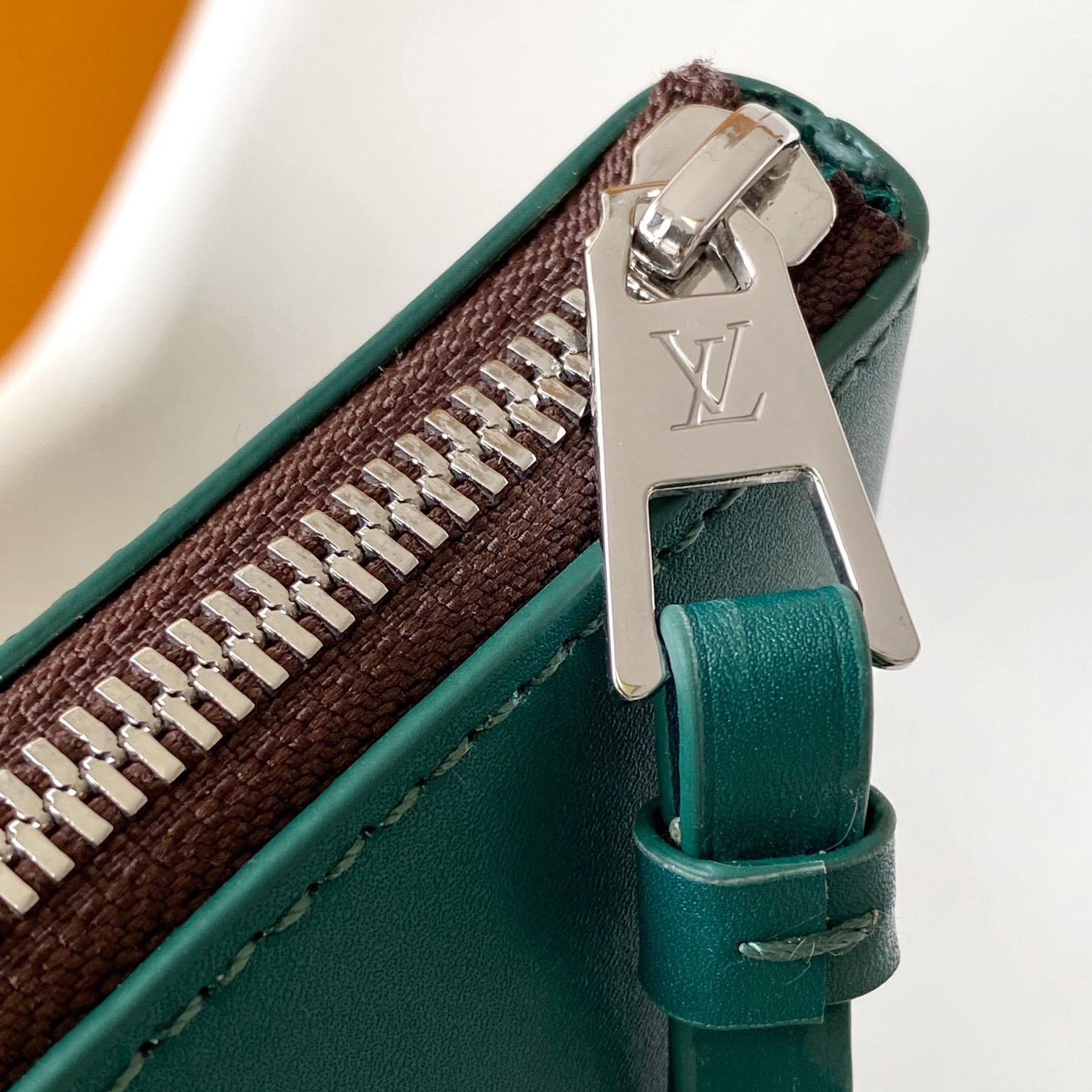 Louis Vuitton Pochette Voyage Souple    M13199 - 