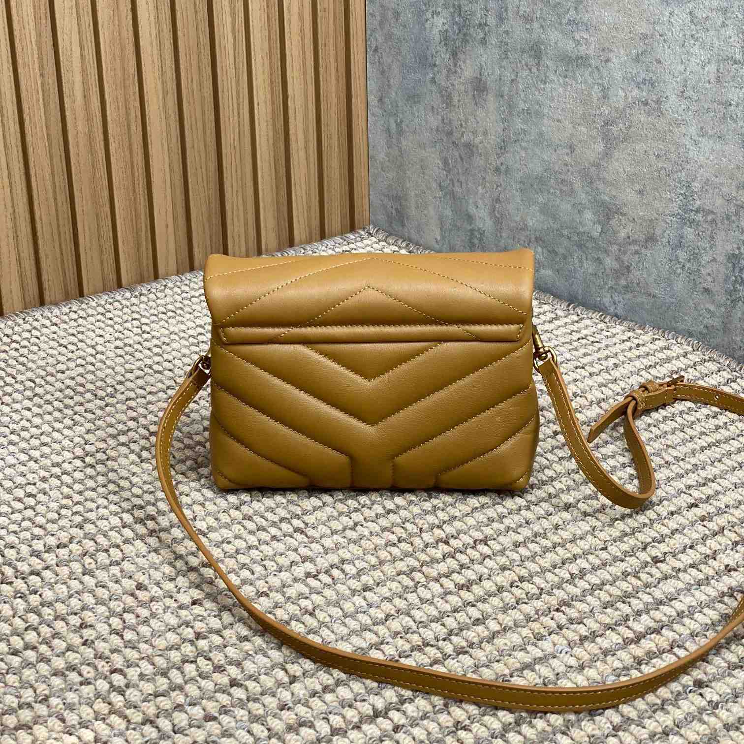 Saint Laurent Loulou Shoulder Bag   20x7x15cm - 
