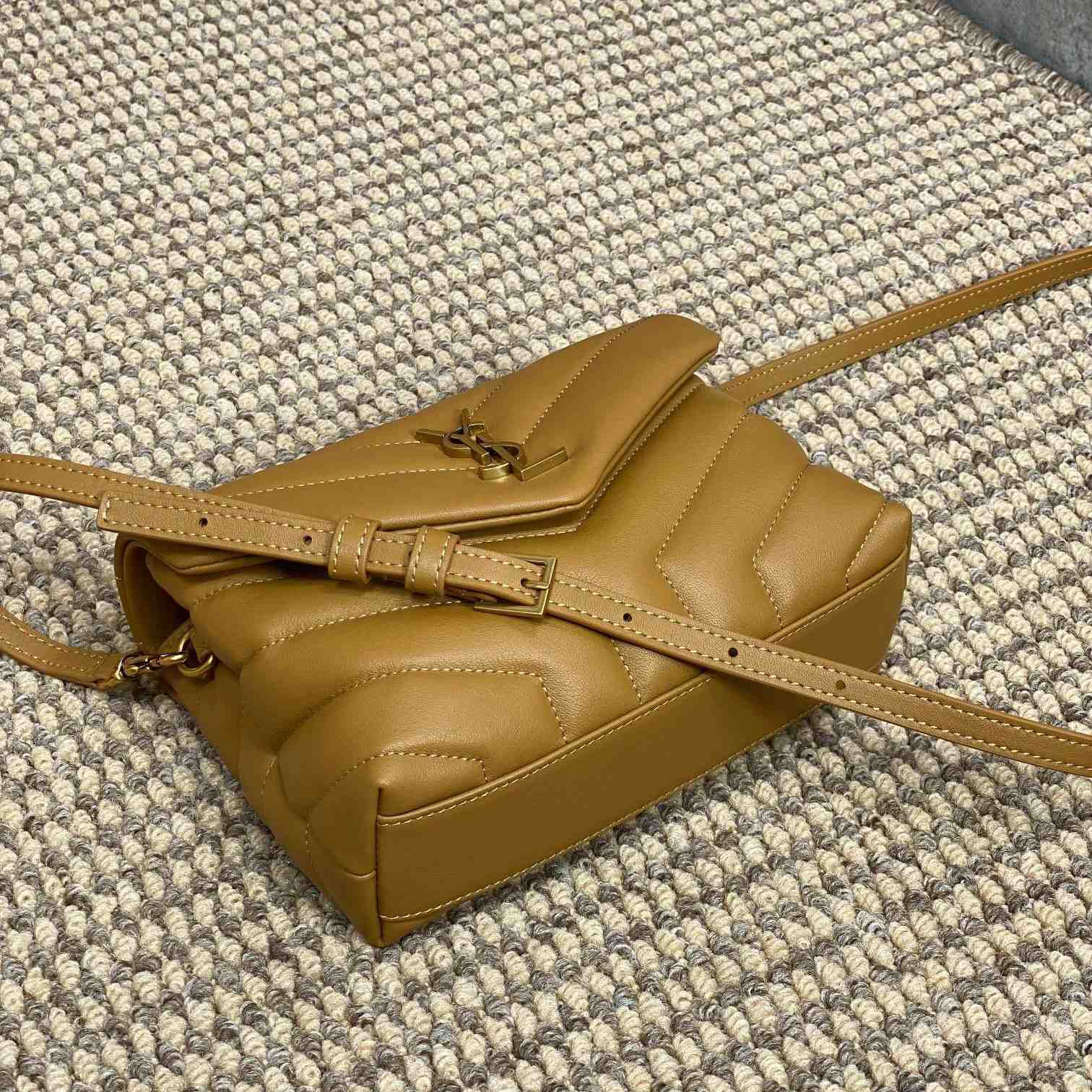 Saint Laurent Loulou Shoulder Bag   20x7x15cm - 