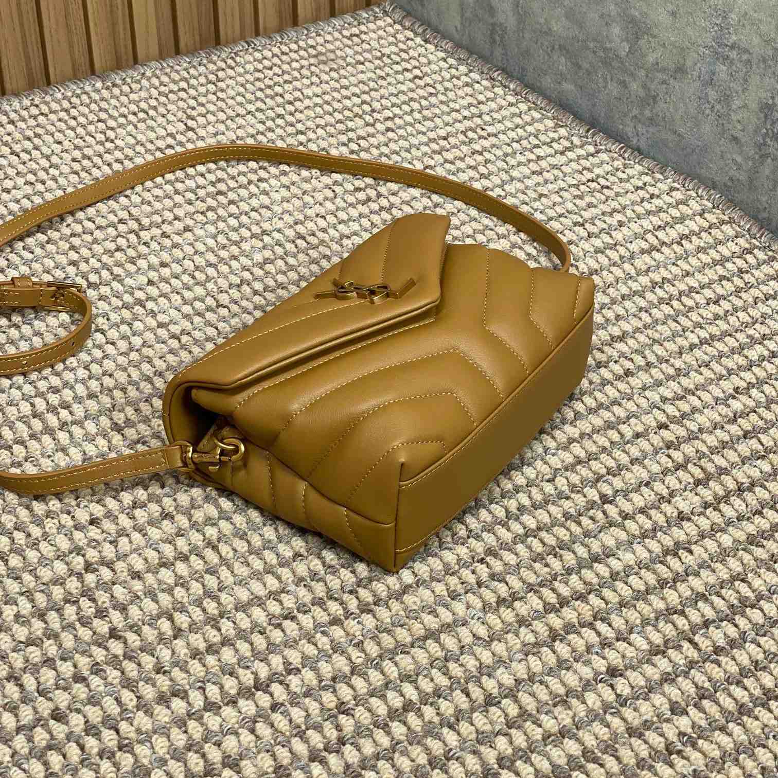 Saint Laurent Loulou Shoulder Bag   20x7x15cm - 