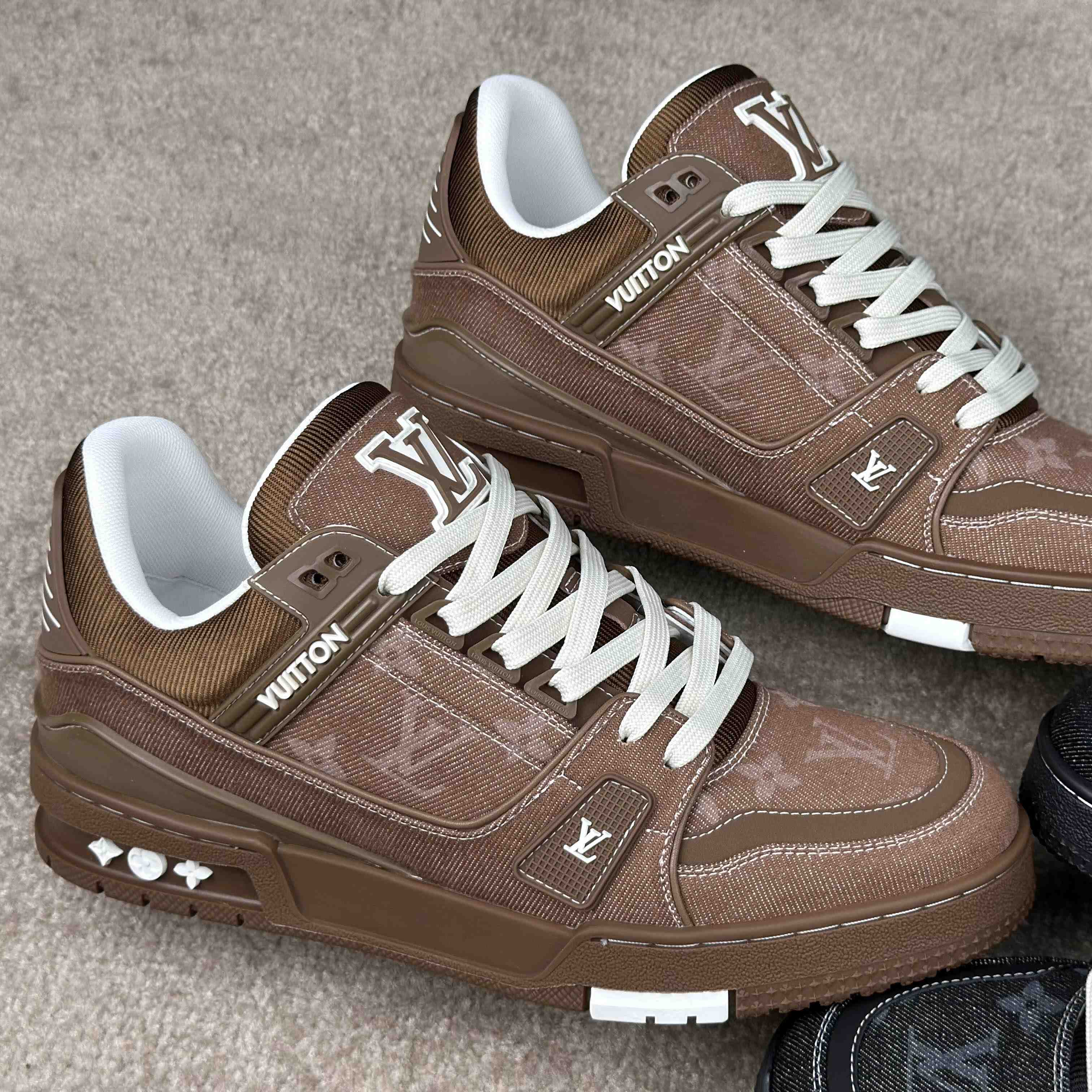 Louis Vuitton LV Trainer Sneaker   1AHT23 - 