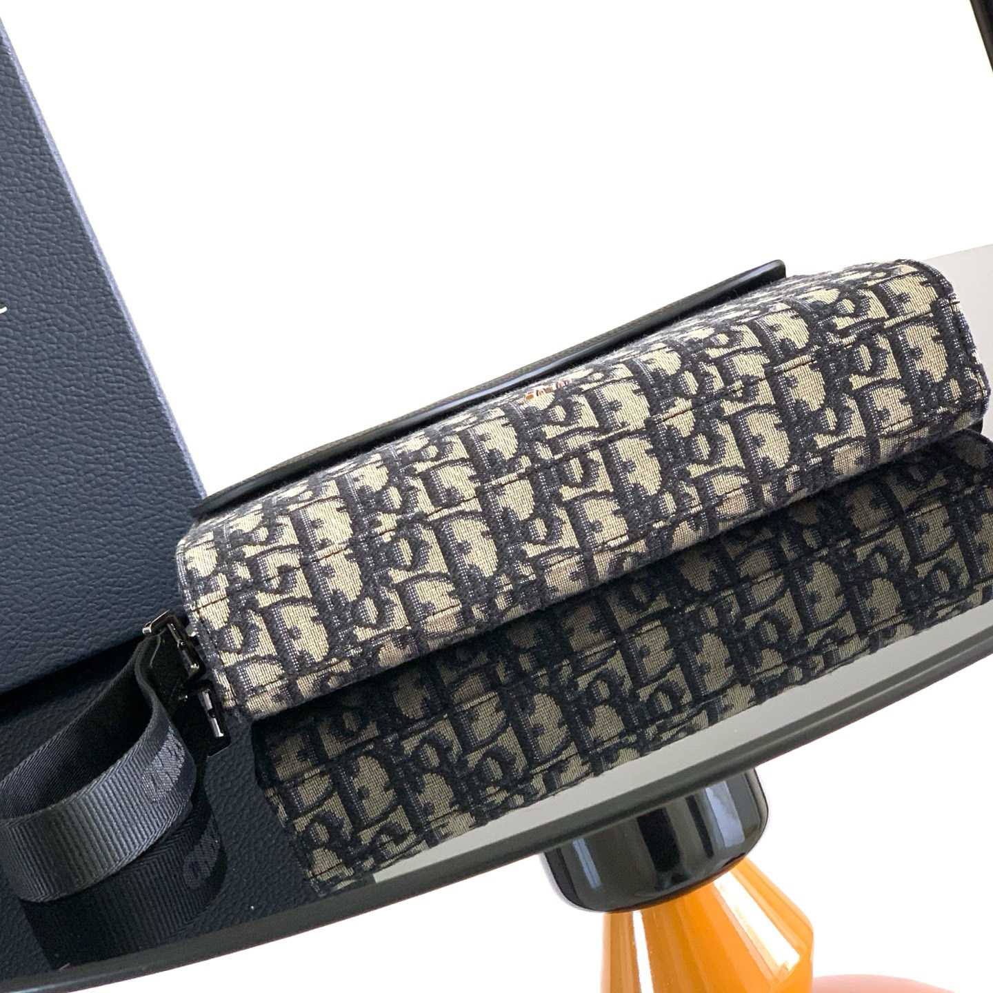 Dior Saddle A5 Triangle Pouch  - DesignerGu