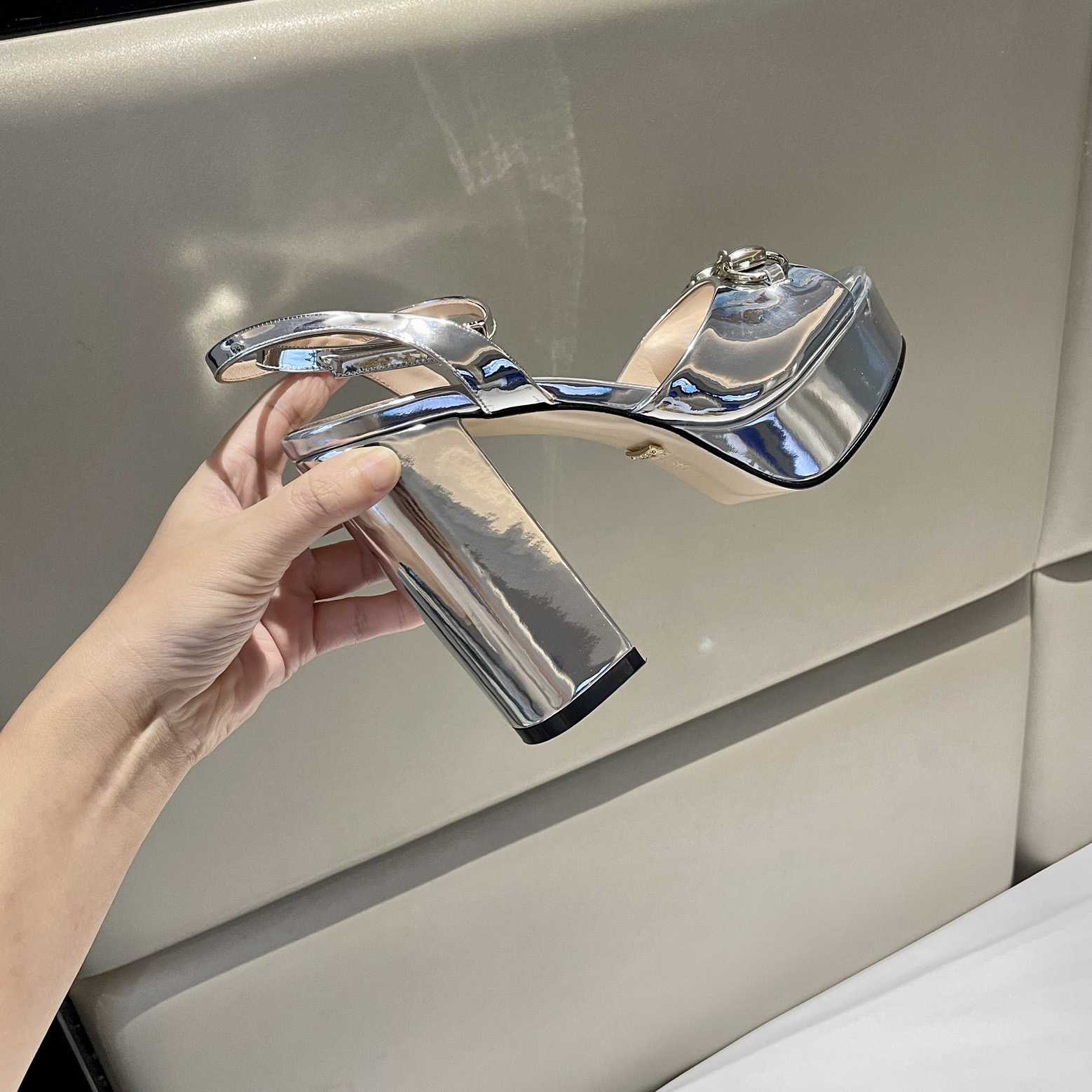 Gucci Silver Leather Sandals    11cm - DesignerGu