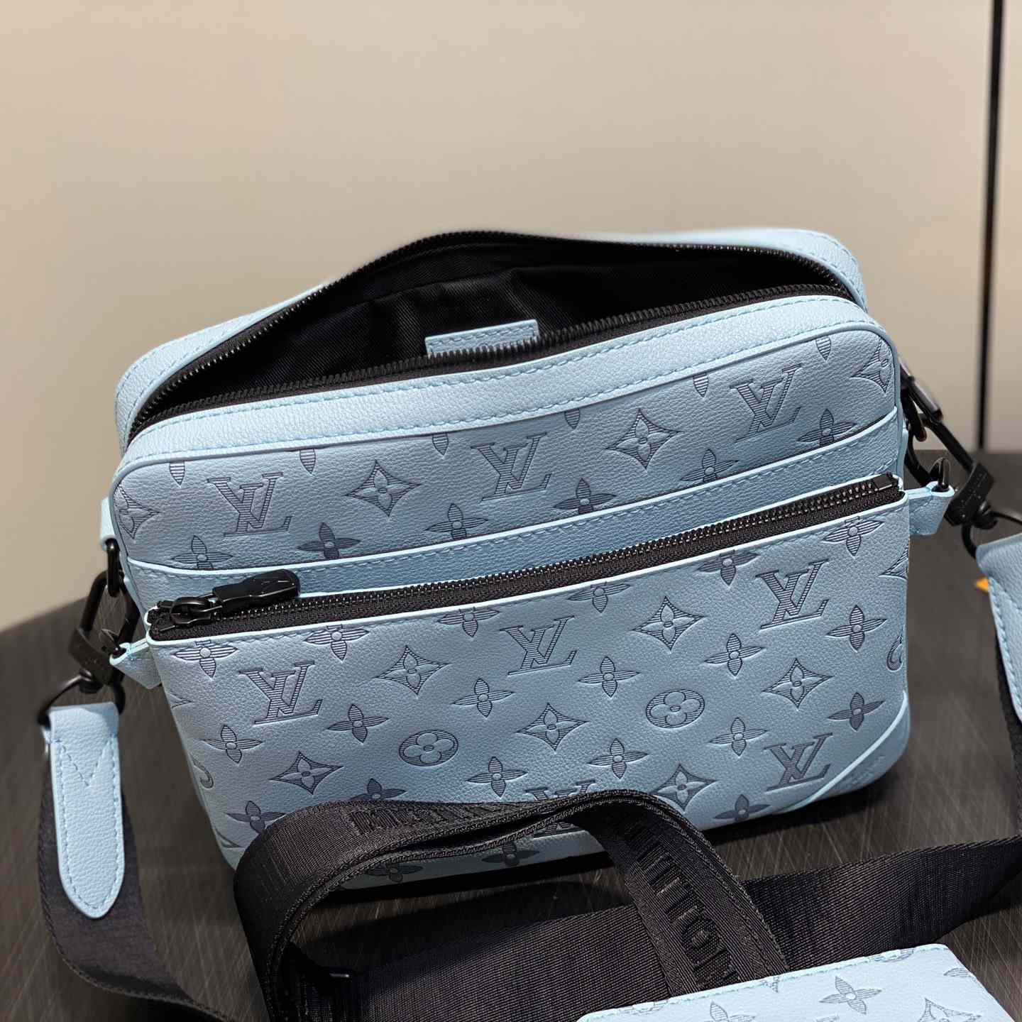 Louis Vuitton Trio Messenger   M14781 - DesignerGu