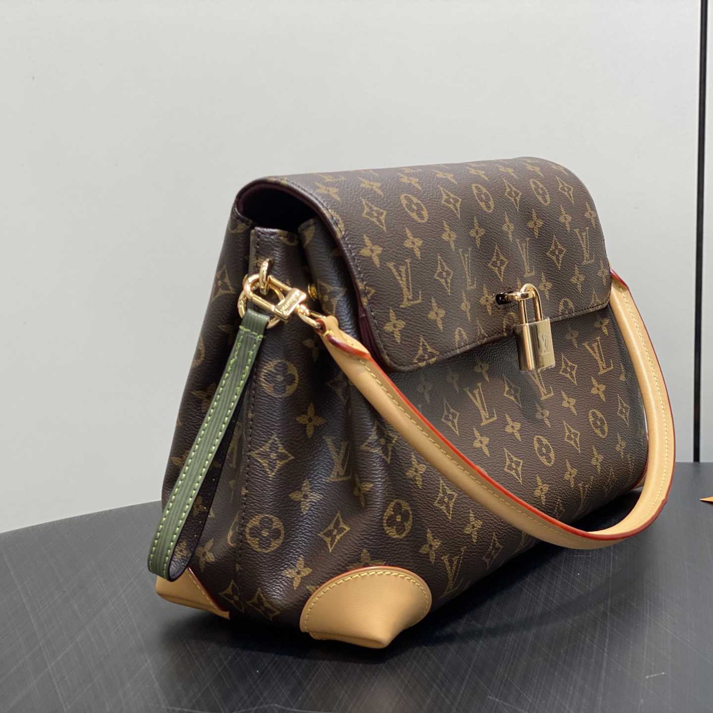Louis Vuitton Hide Away MM   M14473 - DesignerGu