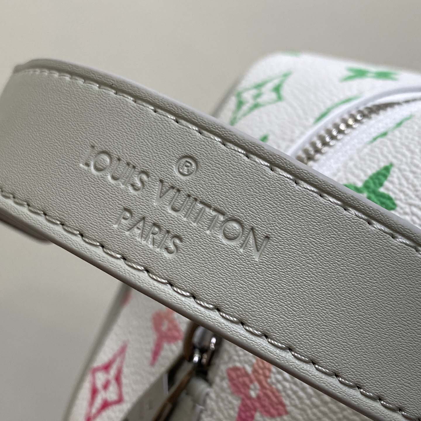 Louis Vuitton Dopp Kit   (23×13×12cm)  M14034 - DesignerGu