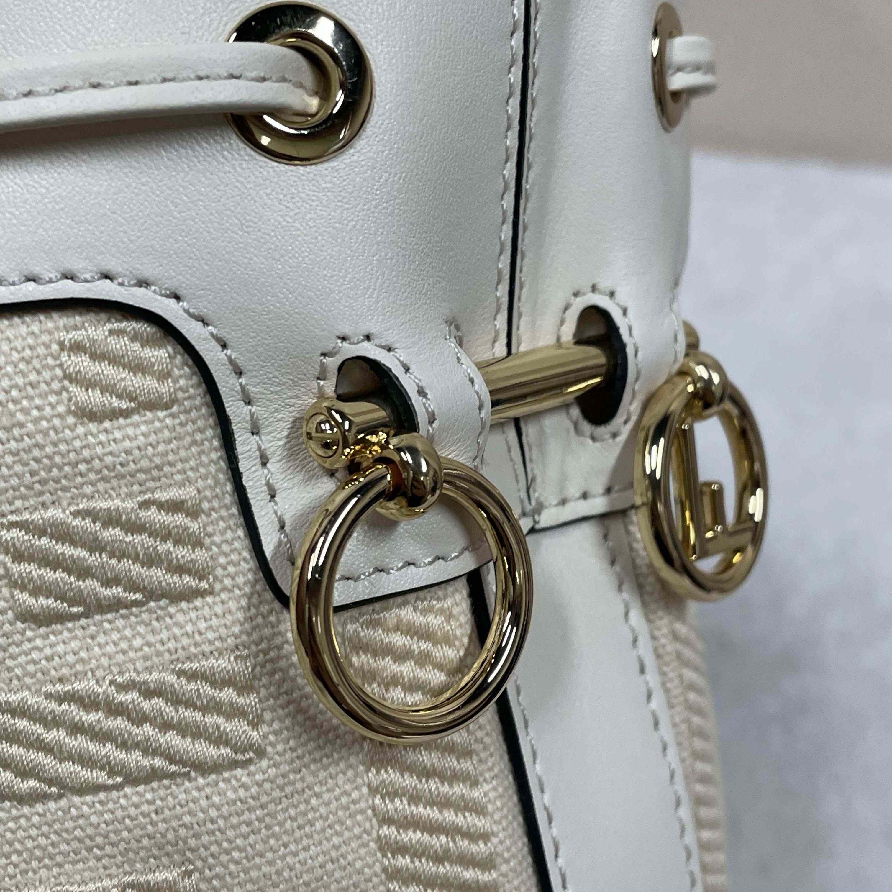 Fendi Mon Tresor Leather White  12×18×10cm - DesignerGu