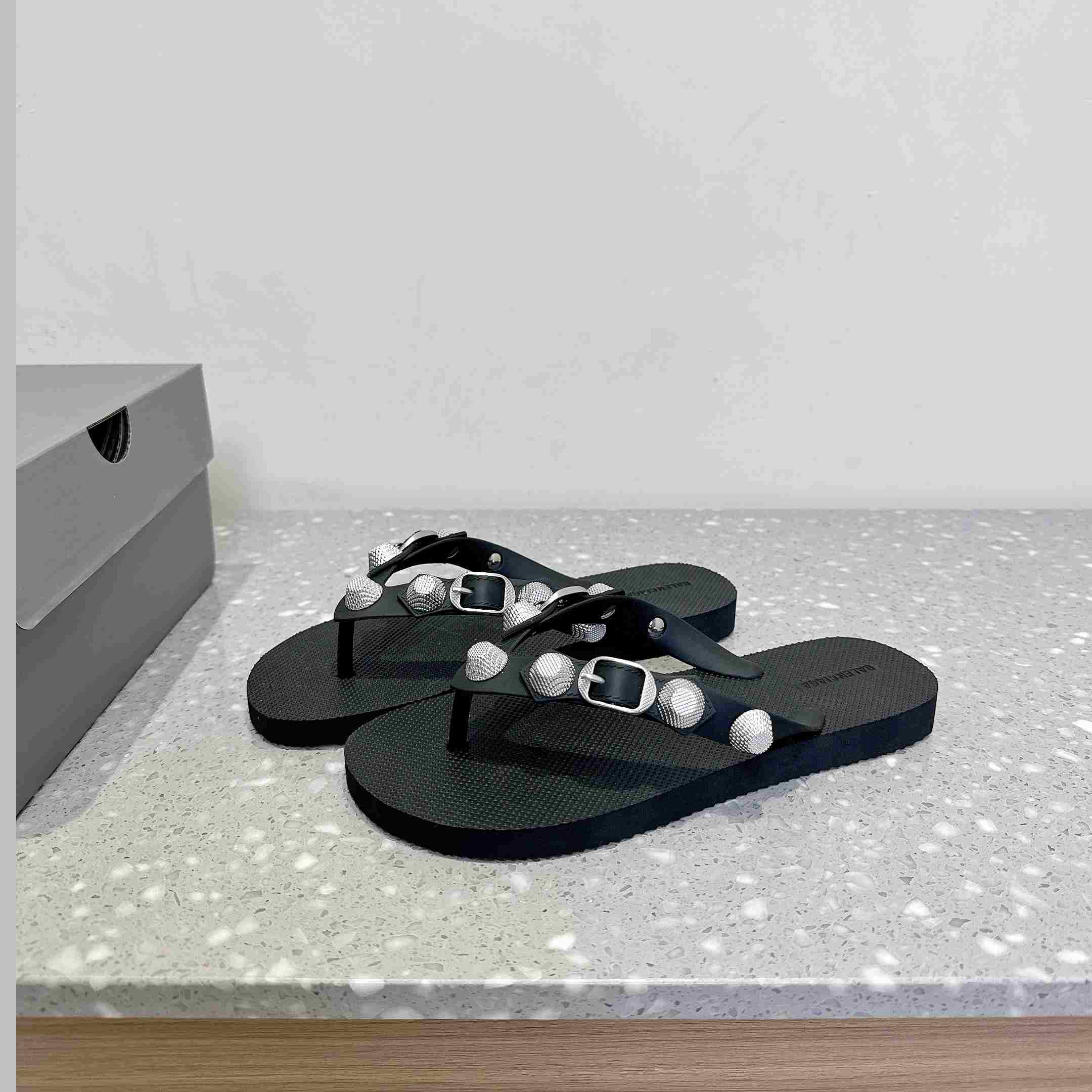 Balenciaga Cagole Thong Sandal In Black - DesignerGu