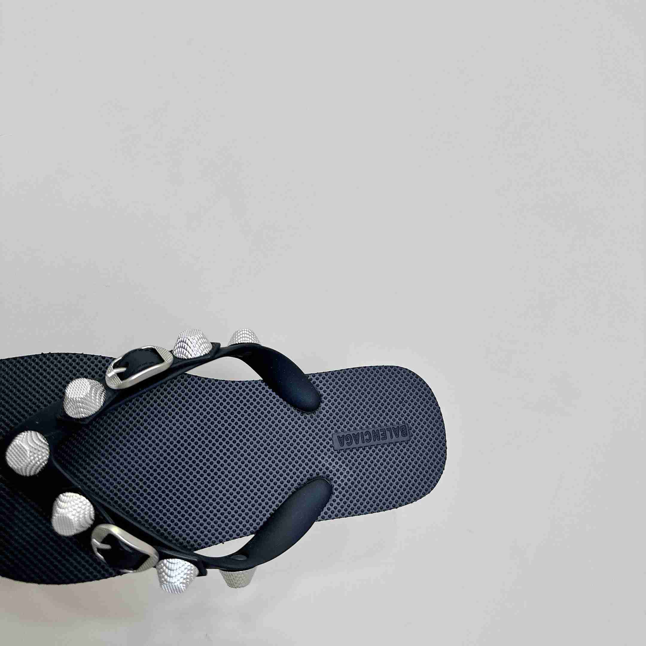 Balenciaga Cagole Thong Sandal In Black - DesignerGu