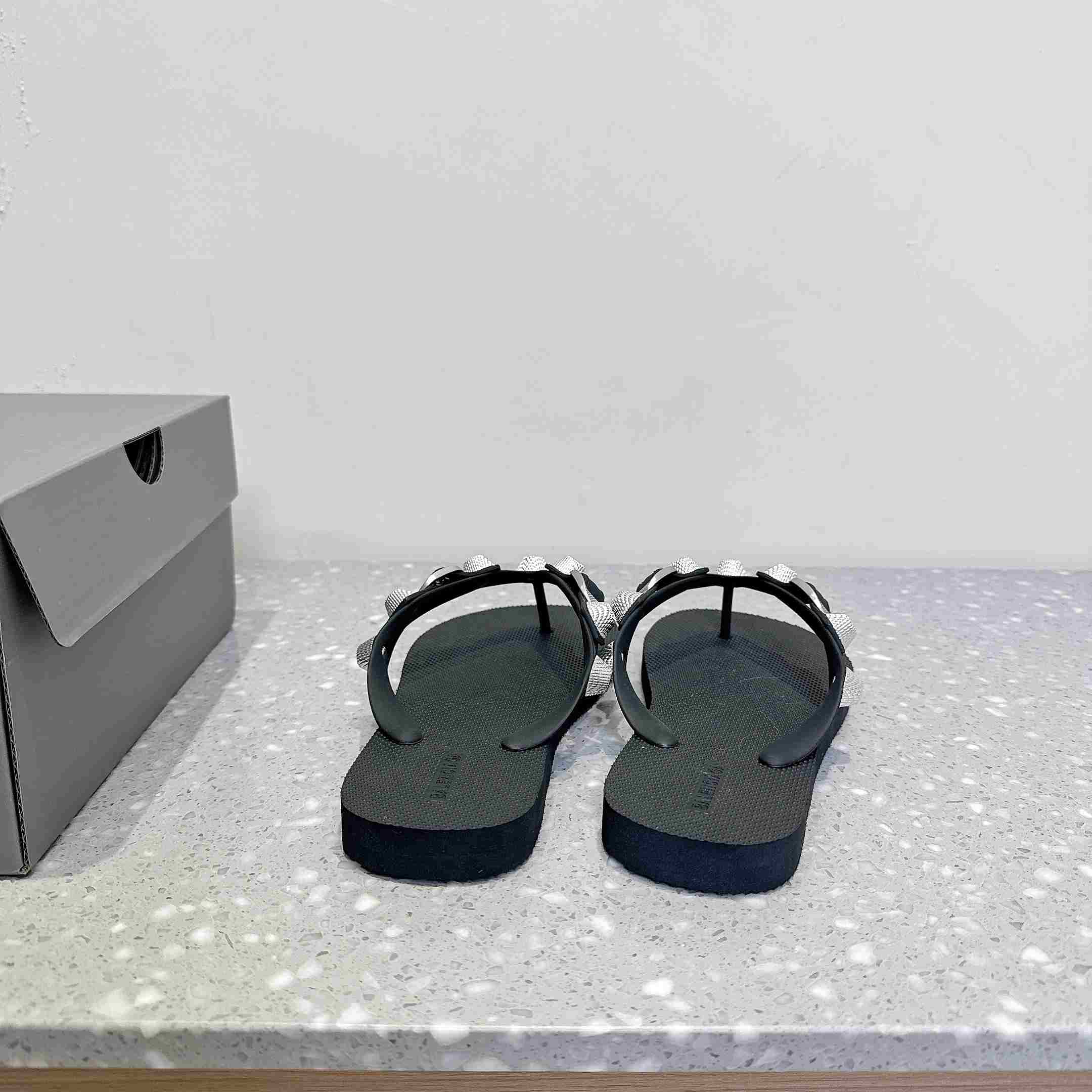 Balenciaga Cagole Thong Sandal In Black - DesignerGu