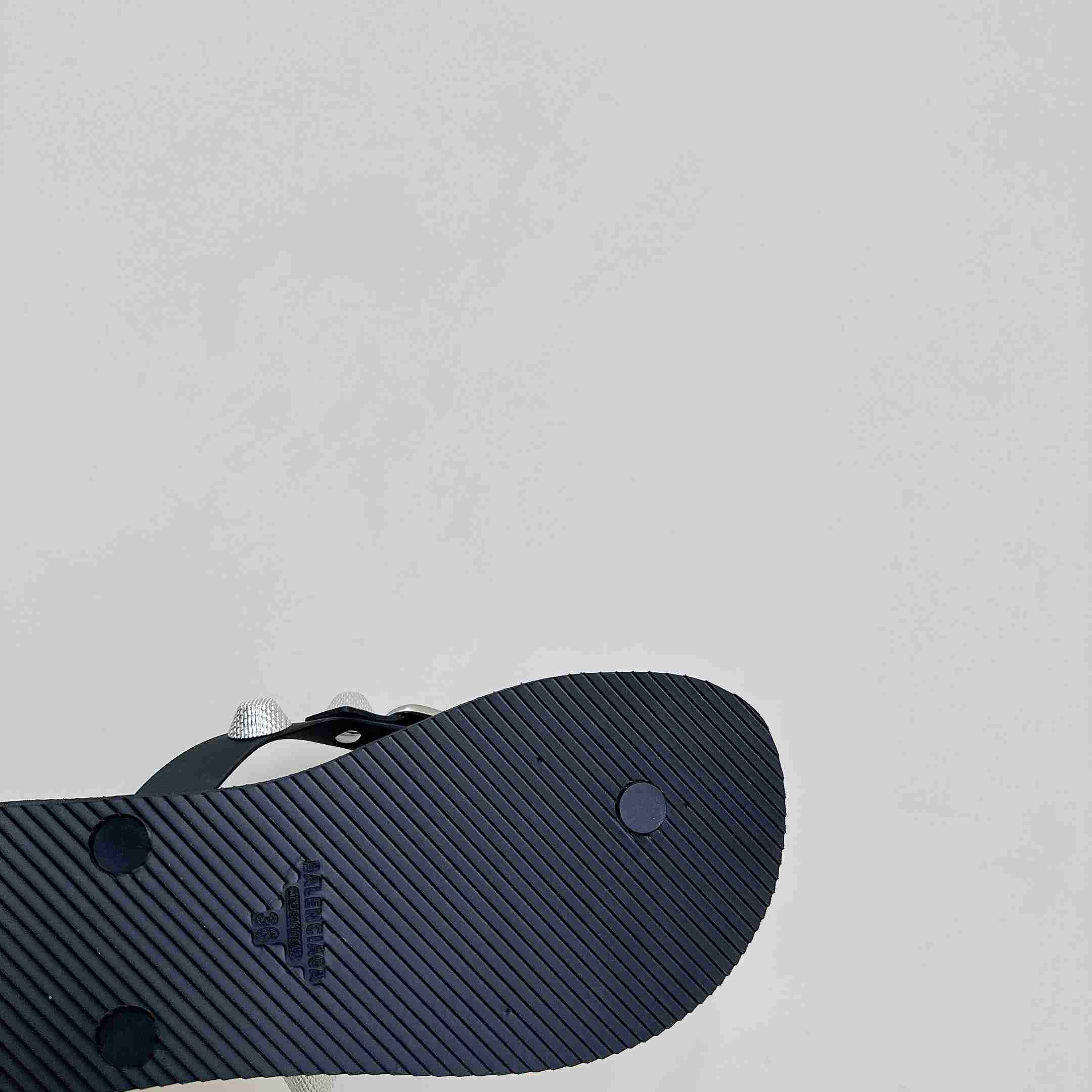 Balenciaga Cagole Thong Sandal In Black - DesignerGu