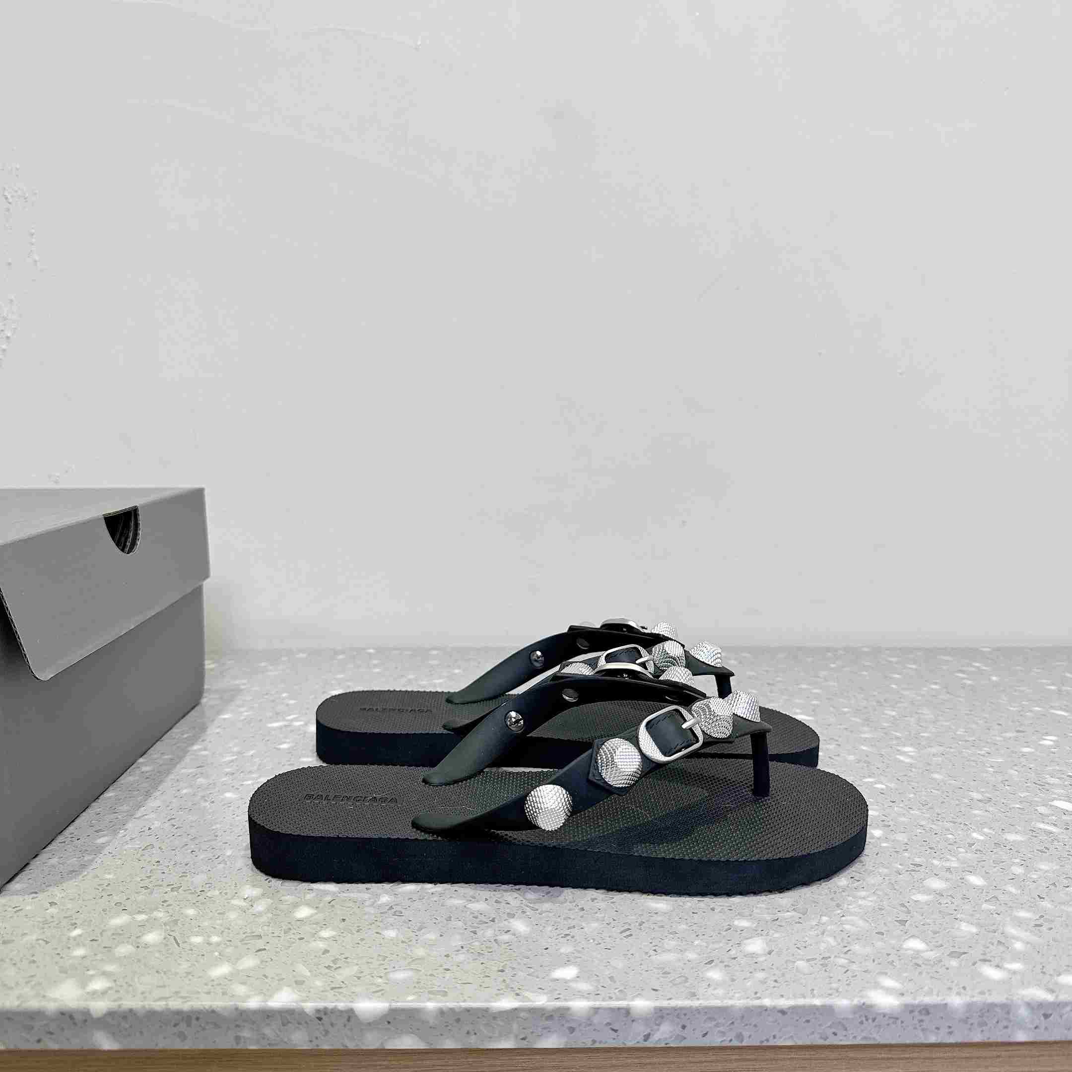 Balenciaga Cagole Thong Sandal In Black - DesignerGu