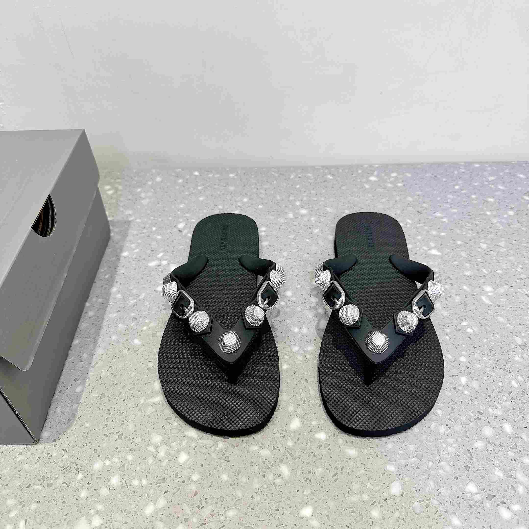 Balenciaga Cagole Thong Sandal In Black - DesignerGu