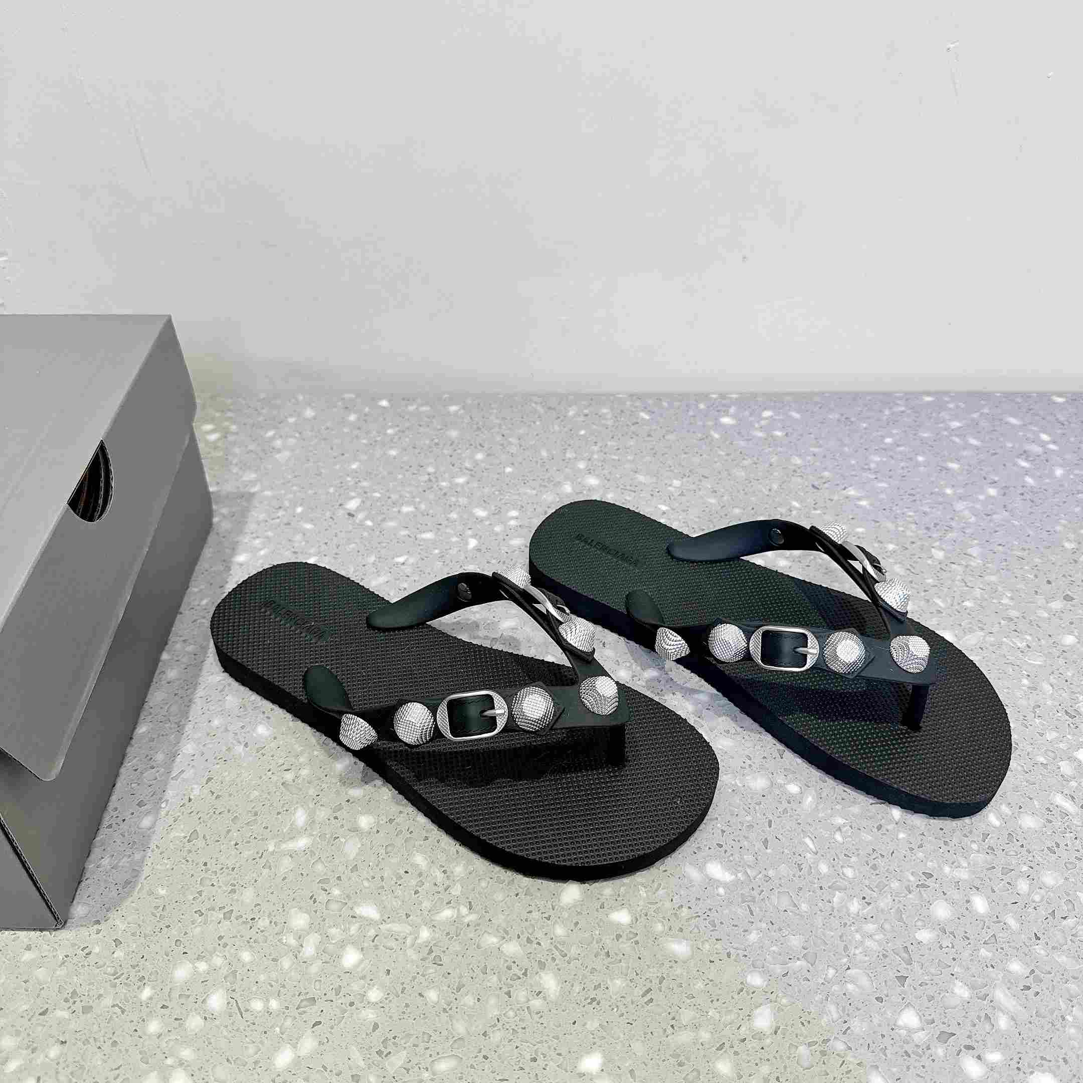 Balenciaga Cagole Thong Sandal In Black - DesignerGu