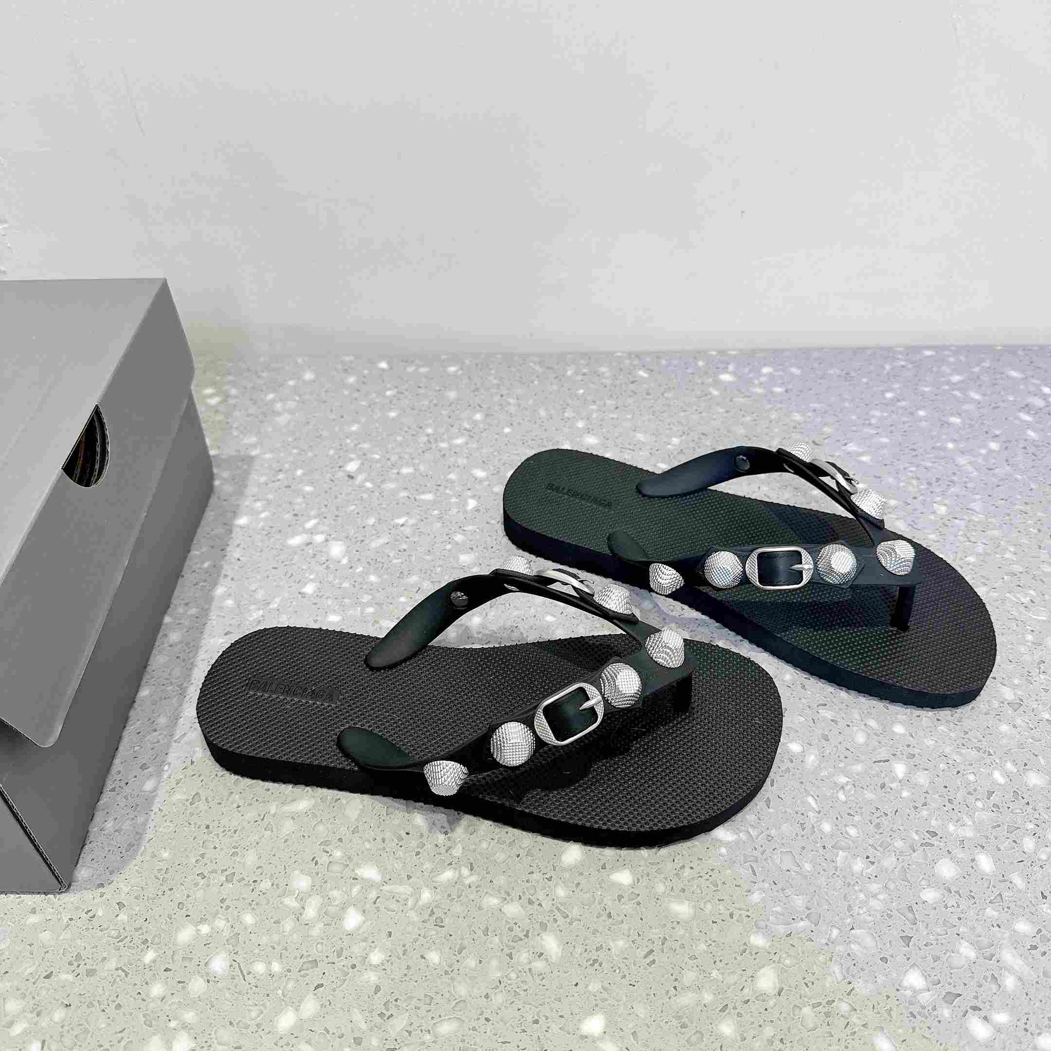 Balenciaga Cagole Thong Sandal In Black - DesignerGu