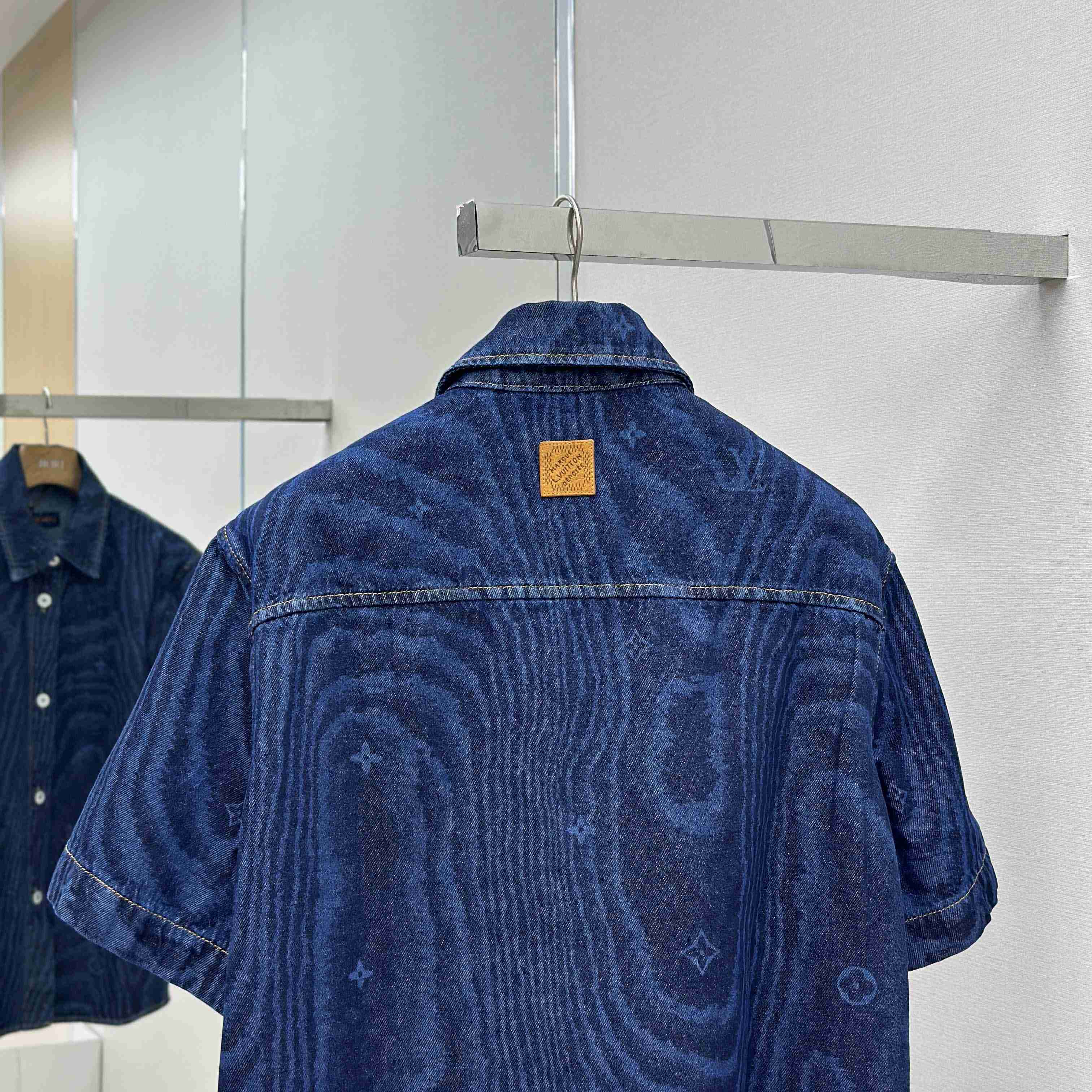Louis Vuitton Short-Sleeved Denim Shirt   1AHVVK - DesignerGu