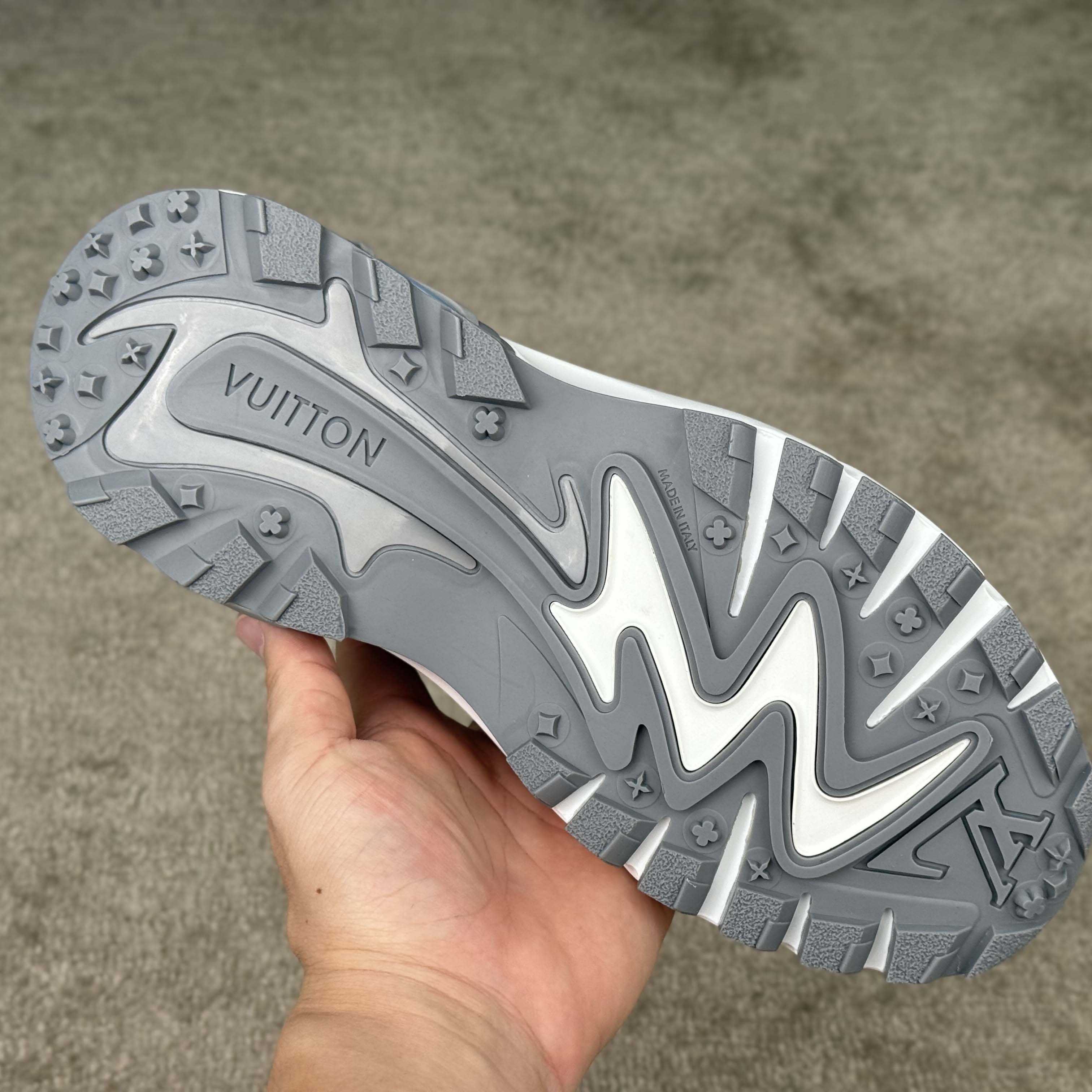 Louis Vuitton LV Runner Tatic Sneaker     1AHA88 - DesignerGu