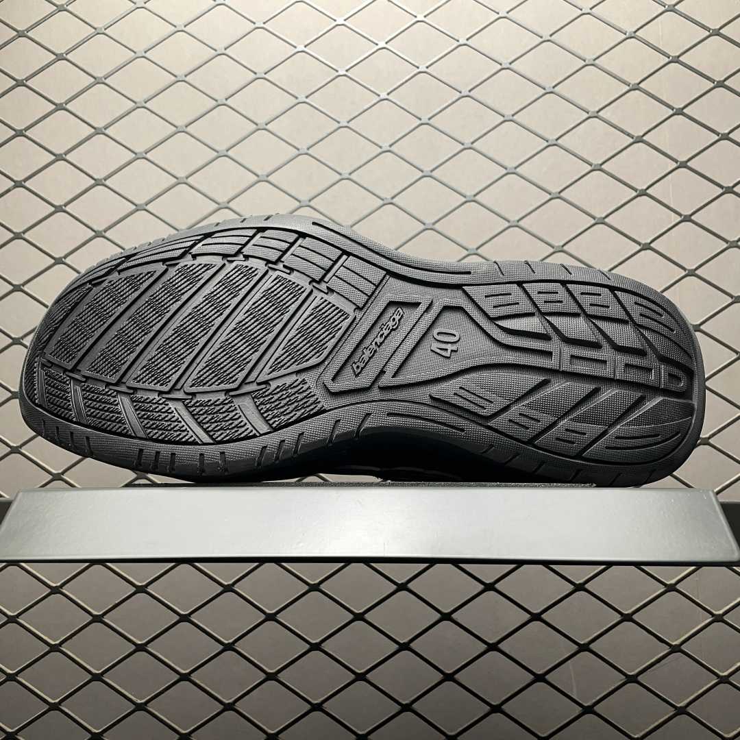 Balenciaga Hamptons Worn-Out Sneaker In Black Cowskin And Polyester - DesignerGu