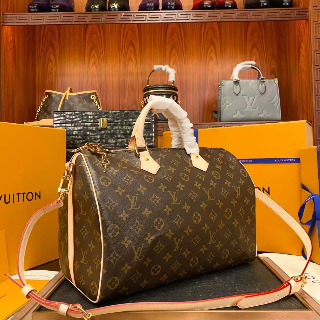 Louis Vuitton Speedy Bandoulière 35   - DesignerGu