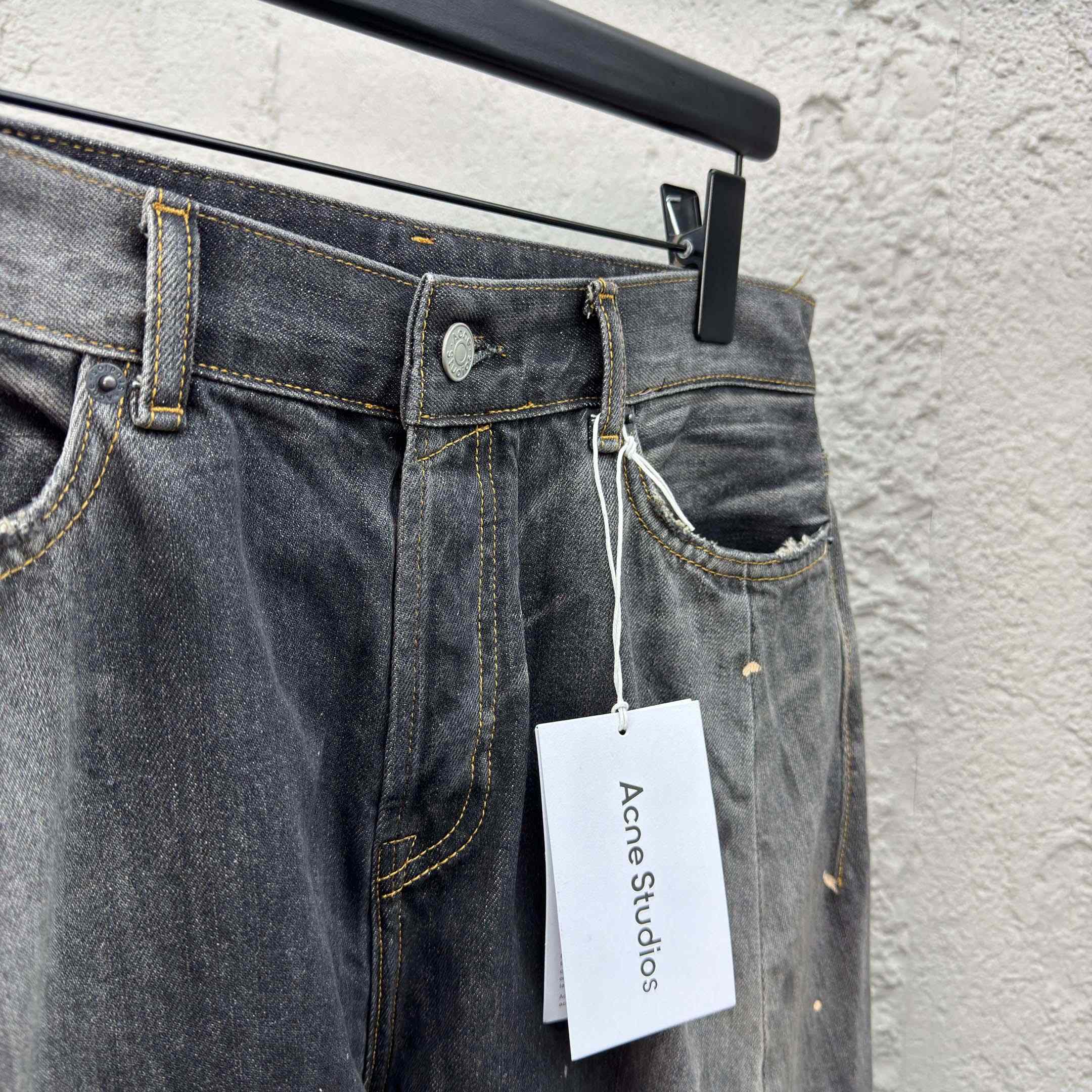 Acne Studios  Loose fit Jeans - 2006F  - DesignerGu