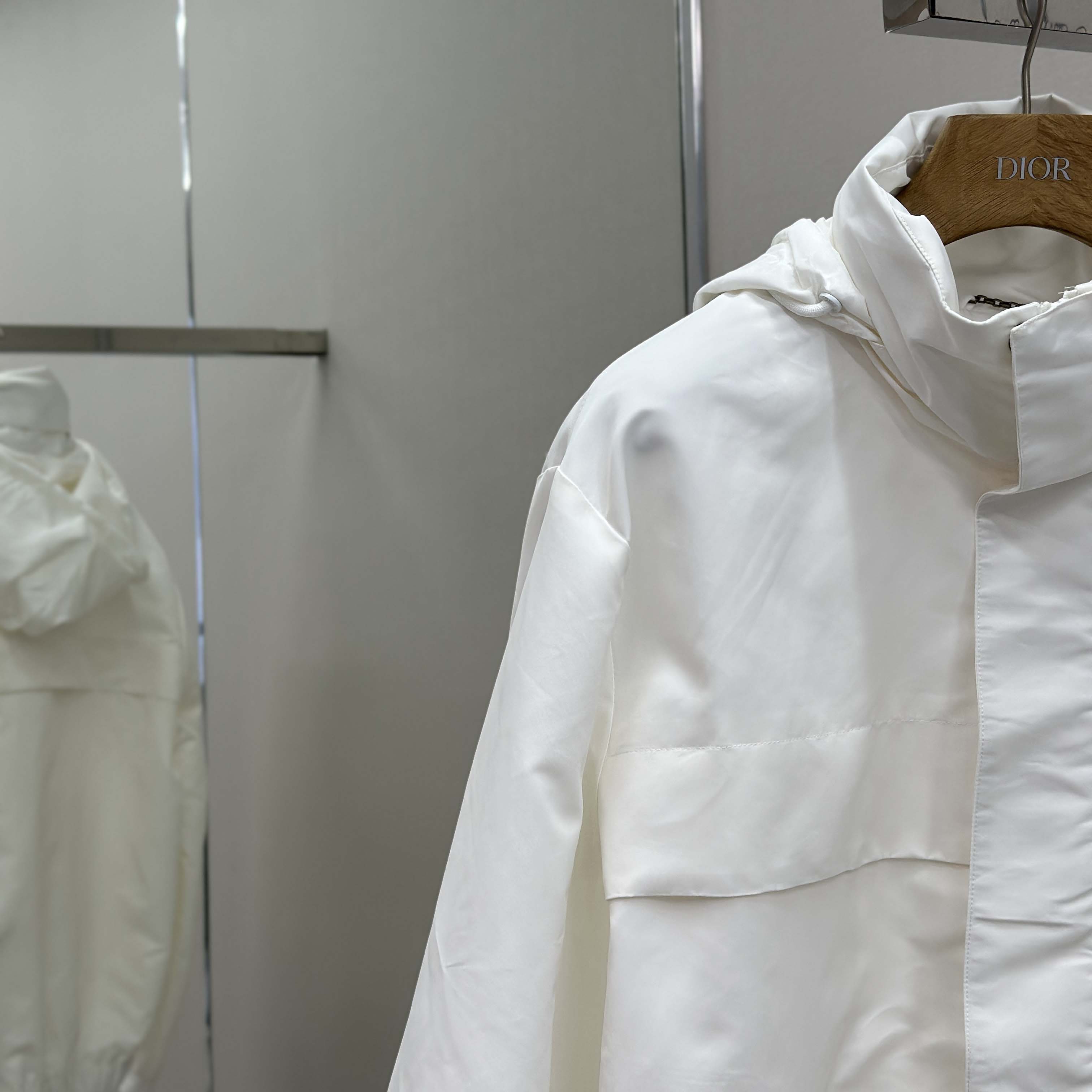 Louis Vuitton Signature Windbreaker   1AHUH1 - DesignerGu