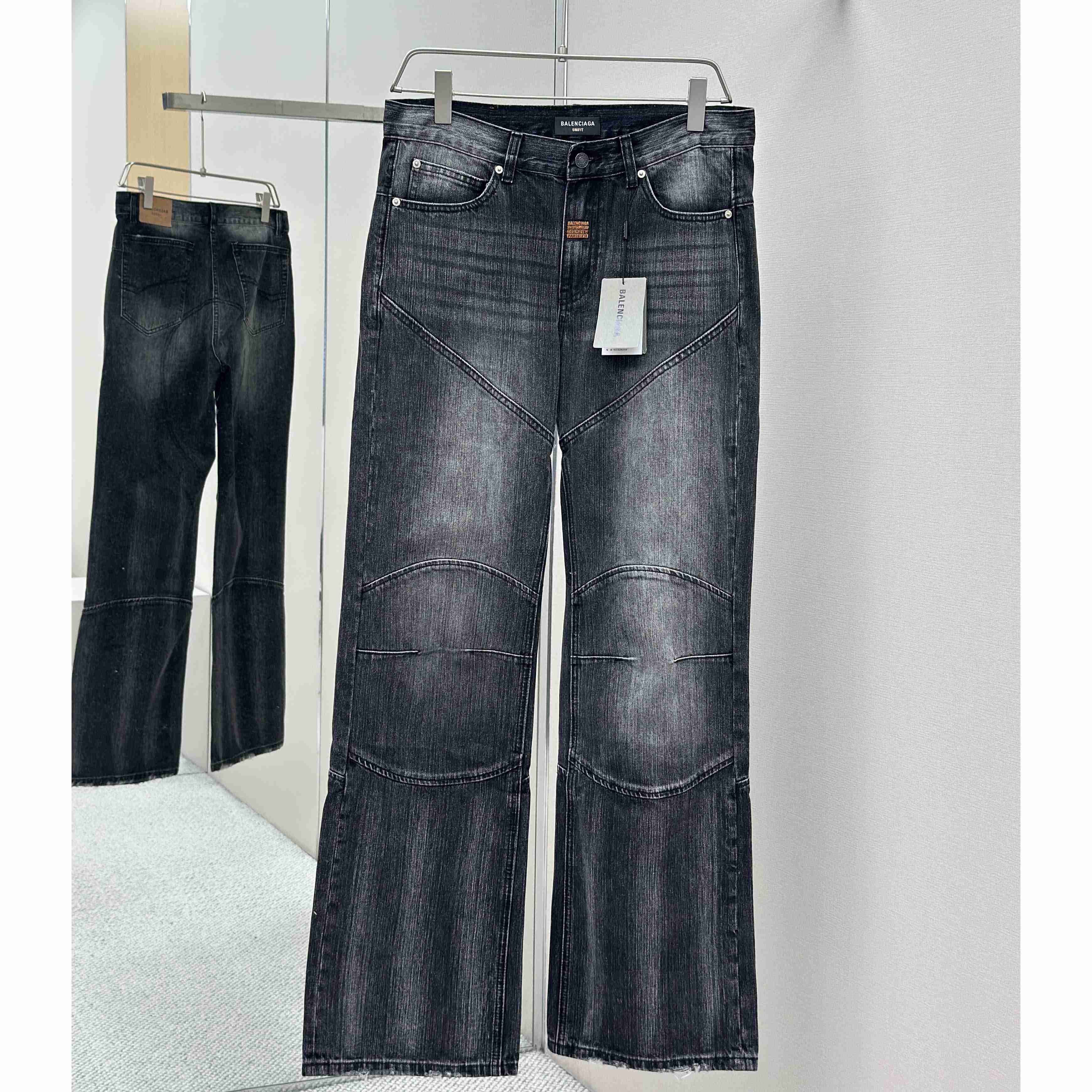 Balenciaga Fitted Low-waist Pants In Black - DesignerGu