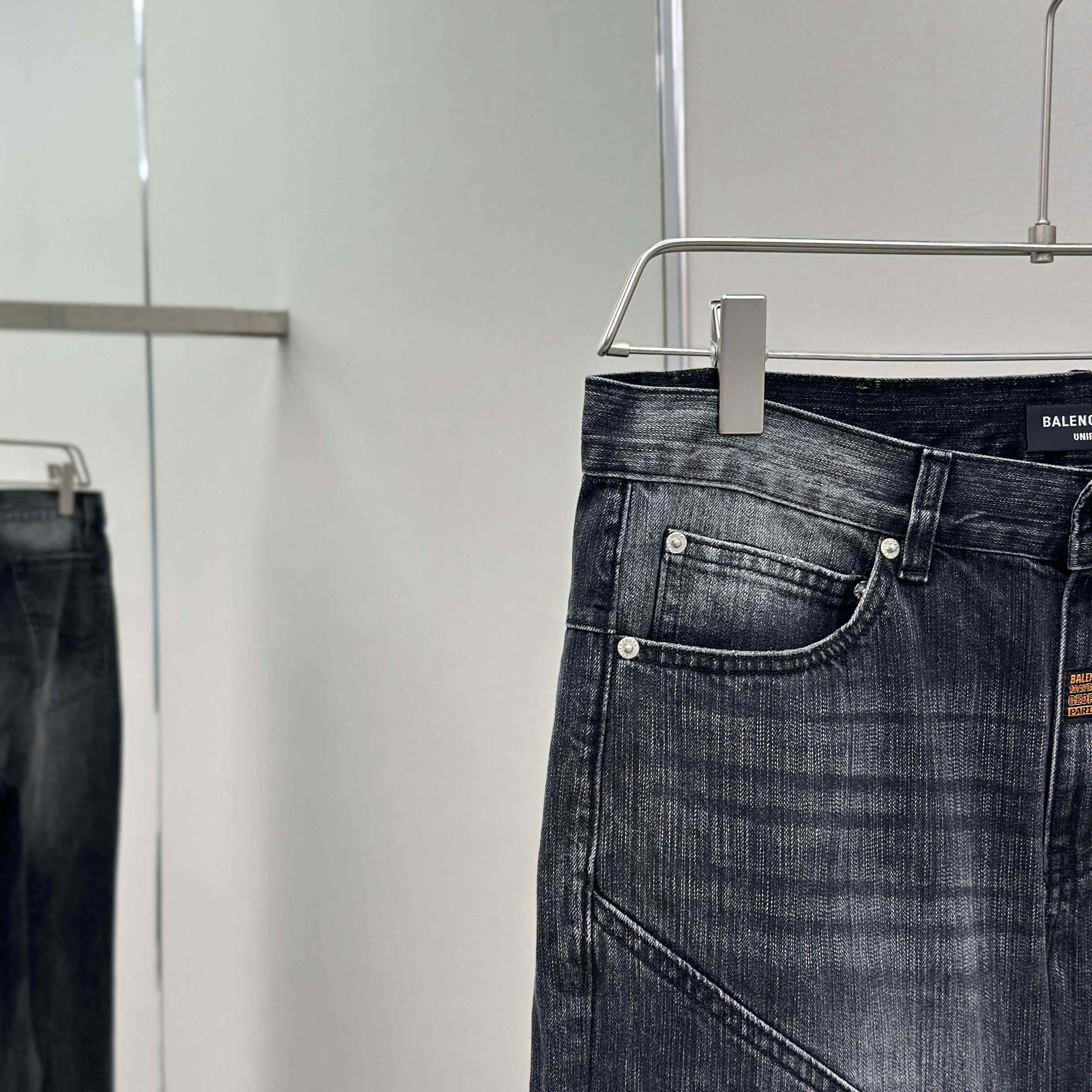 Balenciaga Fitted Low-waist Pants In Black - DesignerGu