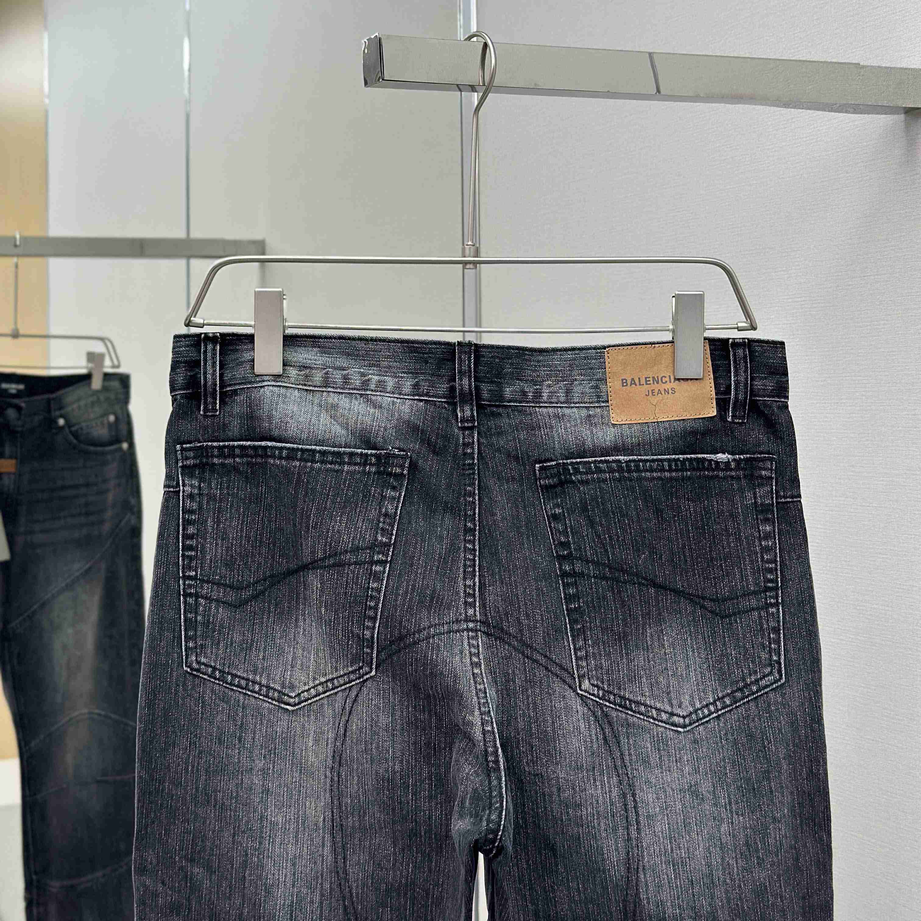 Balenciaga Fitted Low-waist Pants In Black - DesignerGu