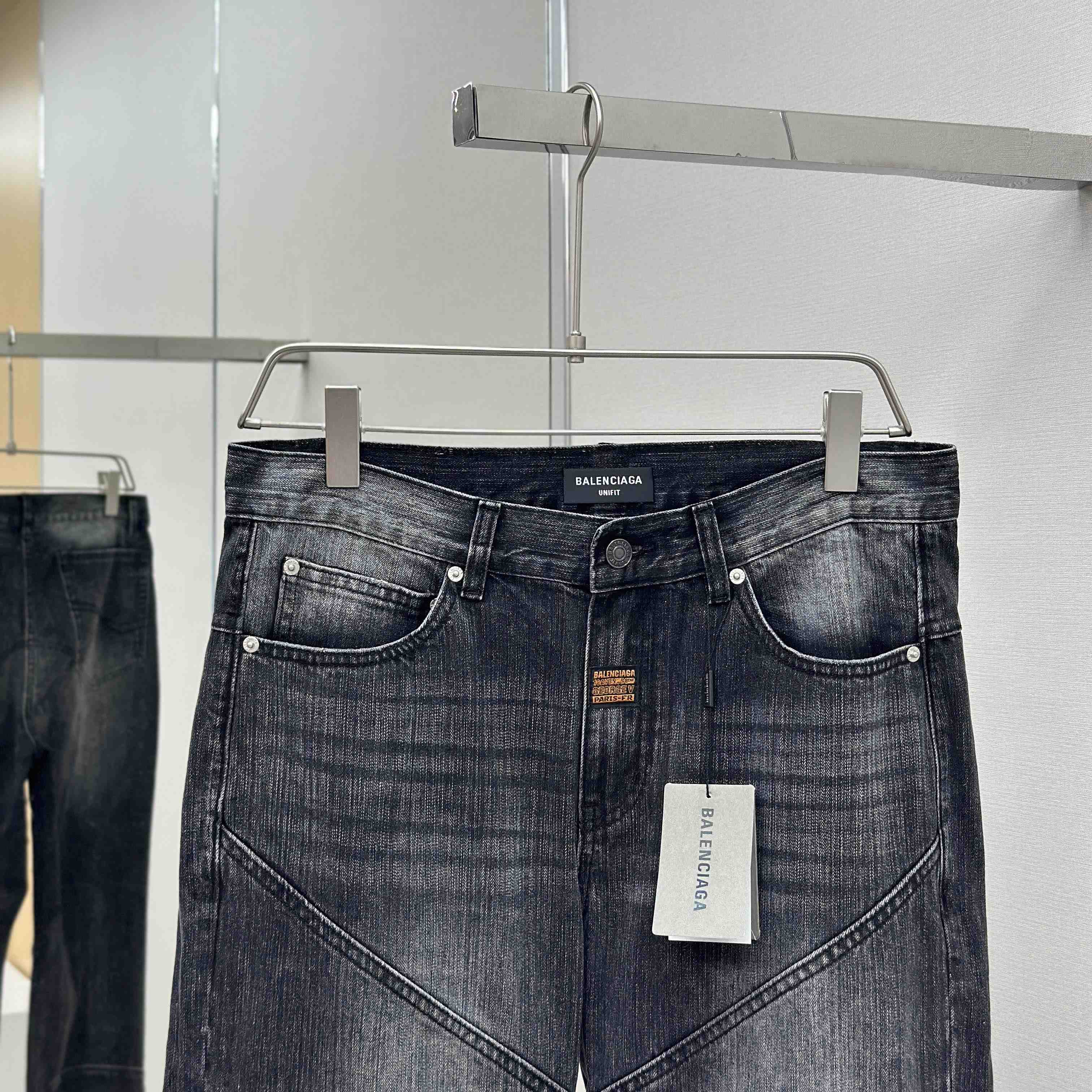 Balenciaga Fitted Low-waist Pants In Black - DesignerGu