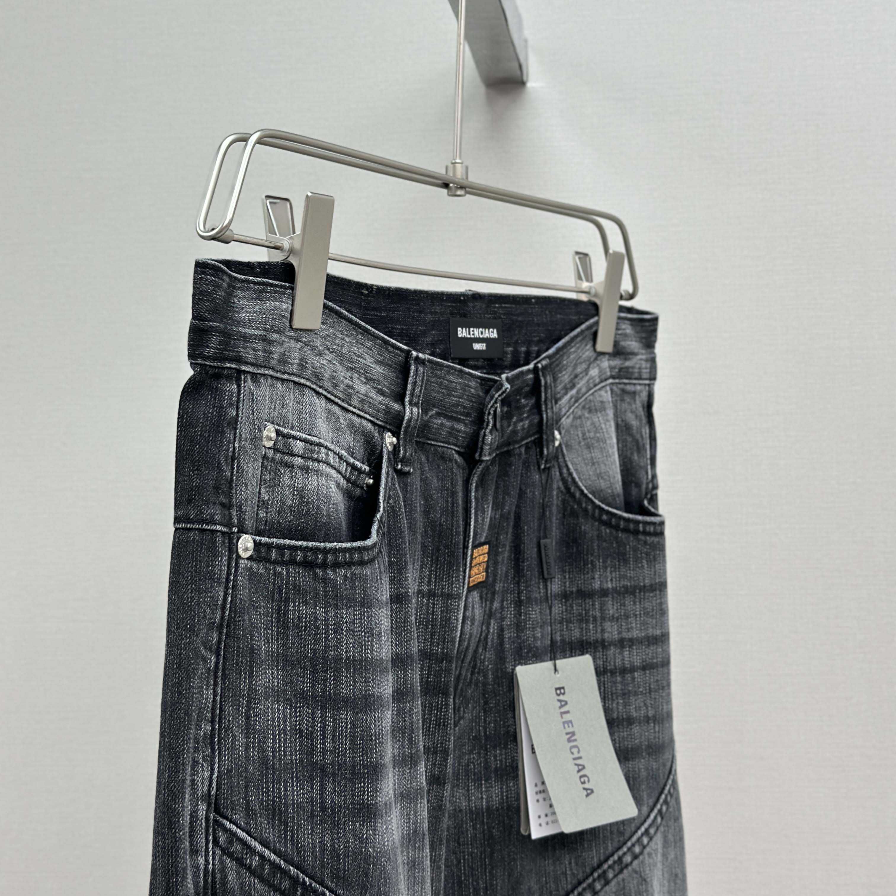 Balenciaga Fitted Low-waist Pants In Black - DesignerGu