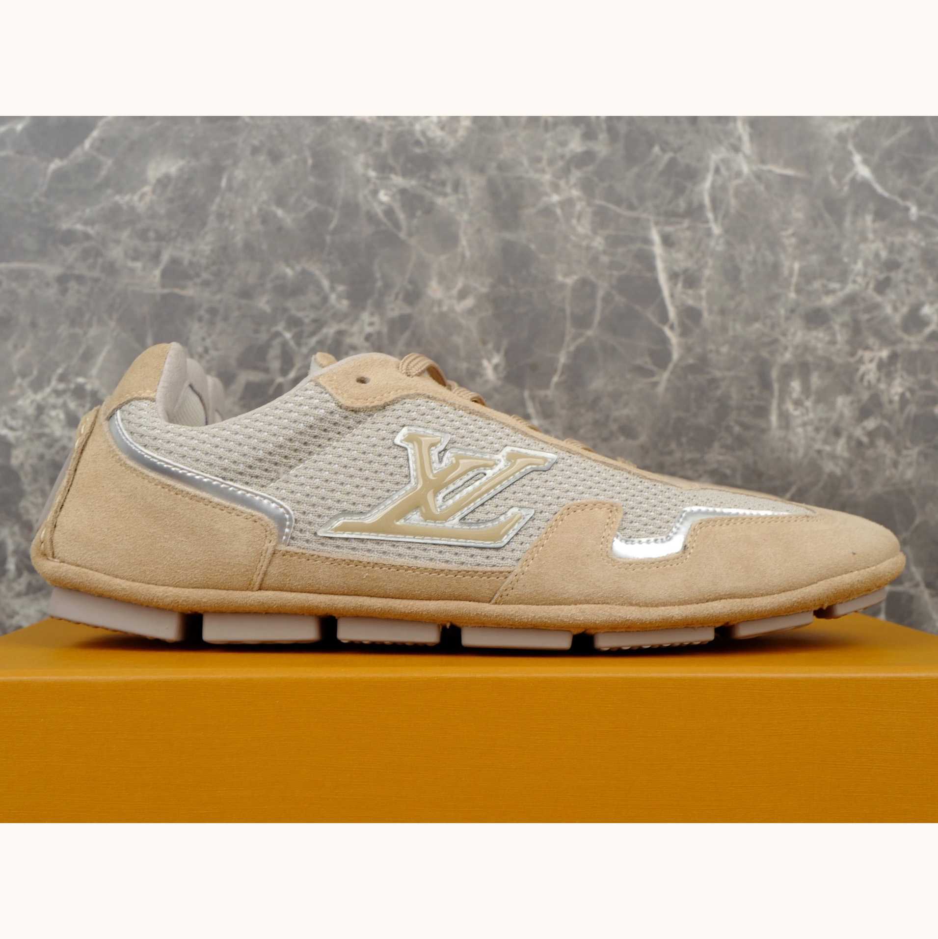 Louis Vuitton LV Rally Sneaker   1AHU09 - DesignerGu