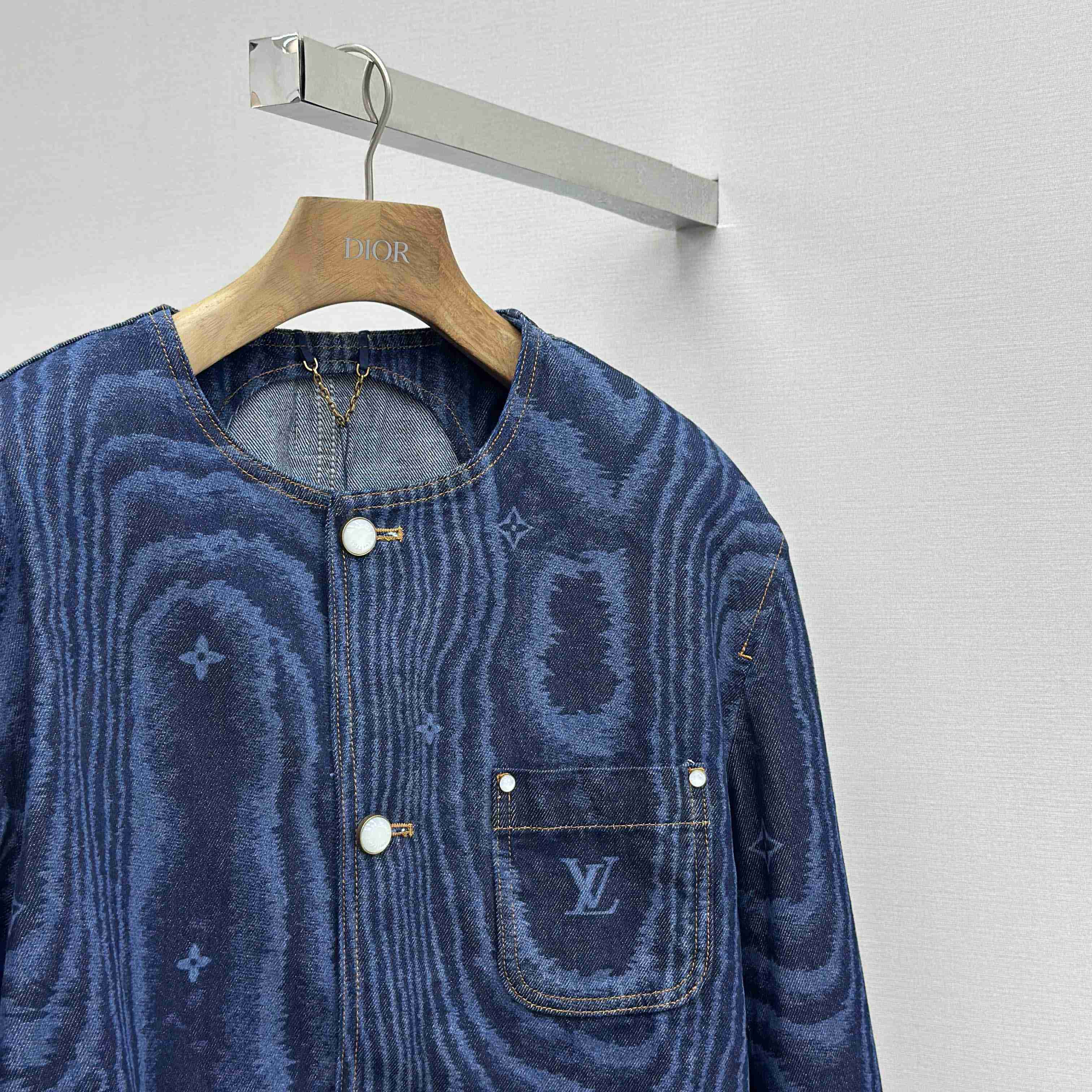 Louis Vuitton Chic Collarless Denim Jacket   1AHUXT - DesignerGu